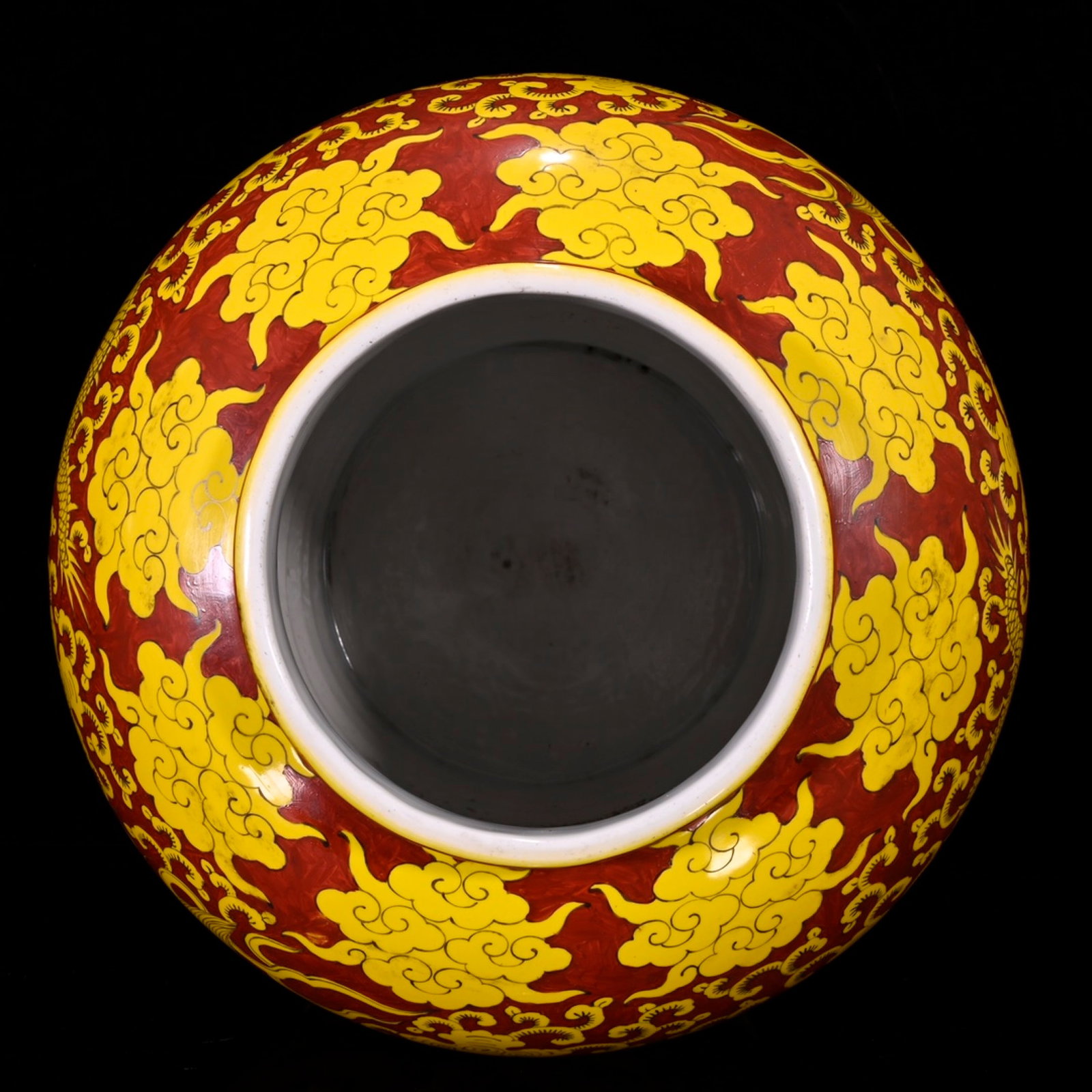 A Huge Red Ground Yellow Glazed Dragon Pattern Jar - 7
