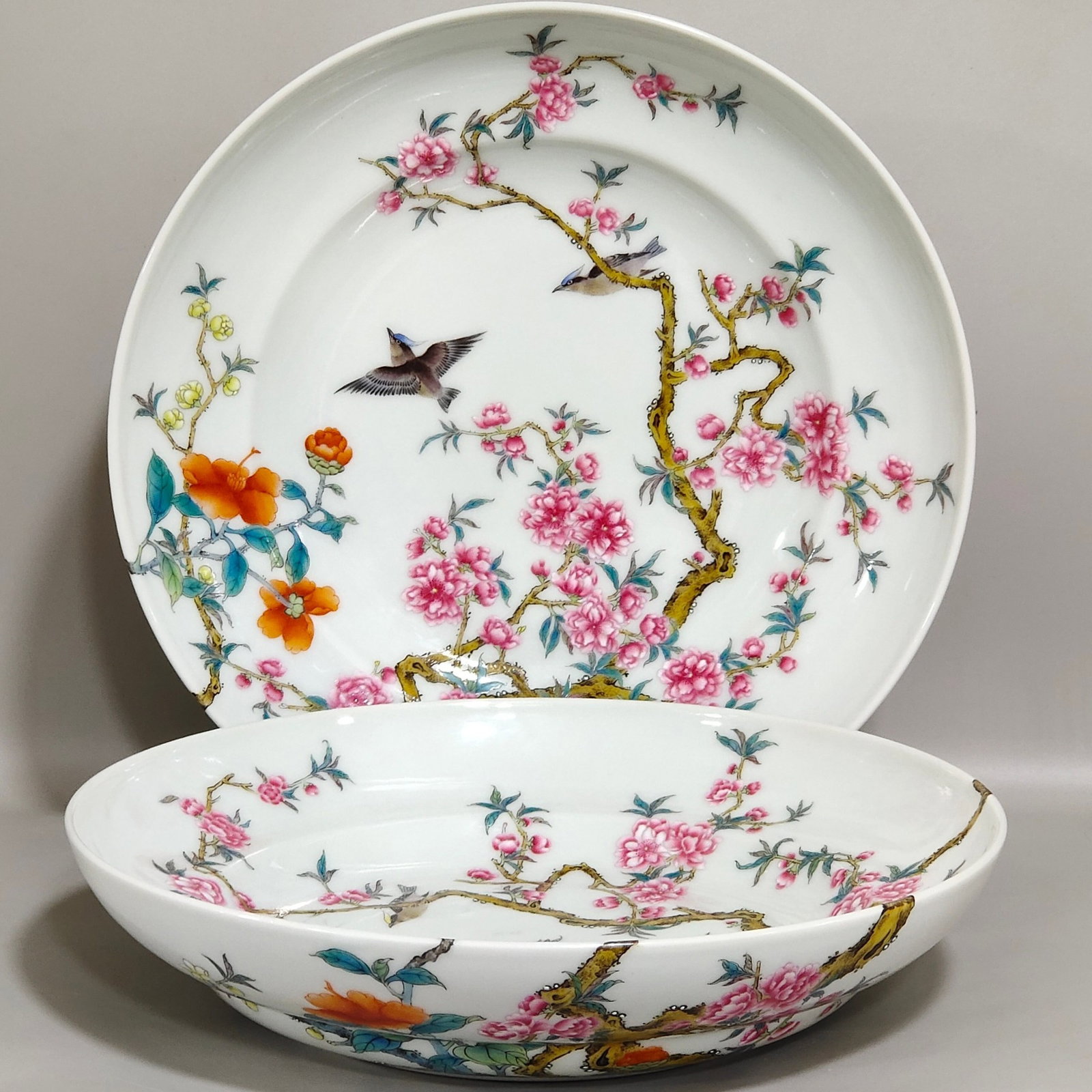 A Pair of Exquisite Famille-Rose Flower and Bird Pattern Plates: A Pair of Exquisite Famille-Rose Flower and Bird Pattern Plates,Qing Dynasty,China,Yongzheng Six-character Mark,Size:2.2inx10.1in