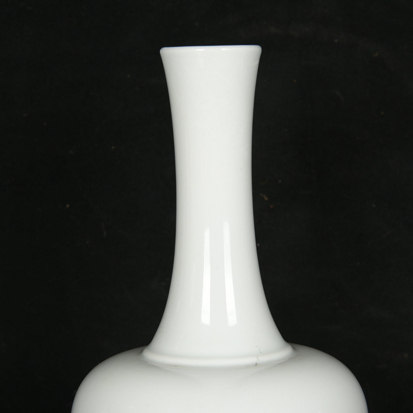 An Exquisite Underglaze-Red Flower Pattern Vase - 2
