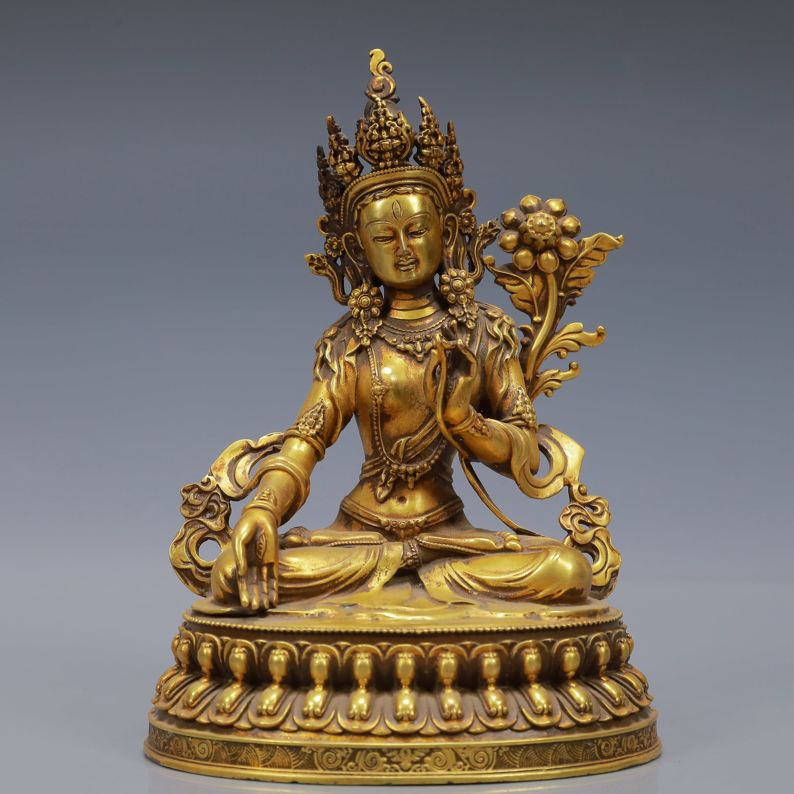 An Exquisite Gilt Bronze Statue of Tara: An Exquisite Gilt Bronze Statue of Tara,Ming Dynasty, China,Yongle Six-character Mark,Size:4.3inx3.5inx5.9in,Weight:1600g 铜鎏金度母像,中国明É