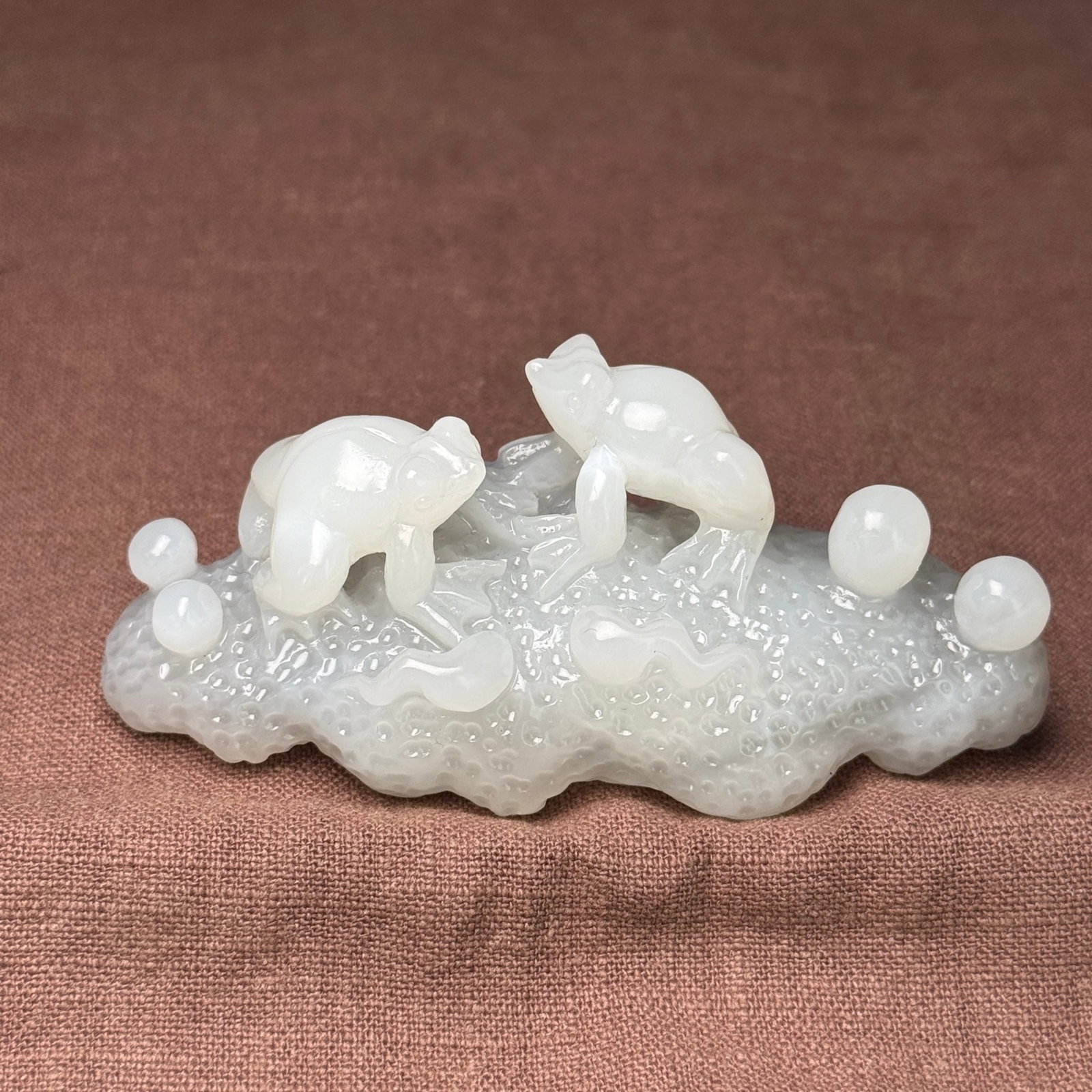 An Exquisite White Jade Frog Ornament: An Exquisite White Jade Frog Ornament,Qing Dynasty,China,Size:3.8inx1.5inx1.4in,Weight:124g 白玉青蛙摆件,中国清代