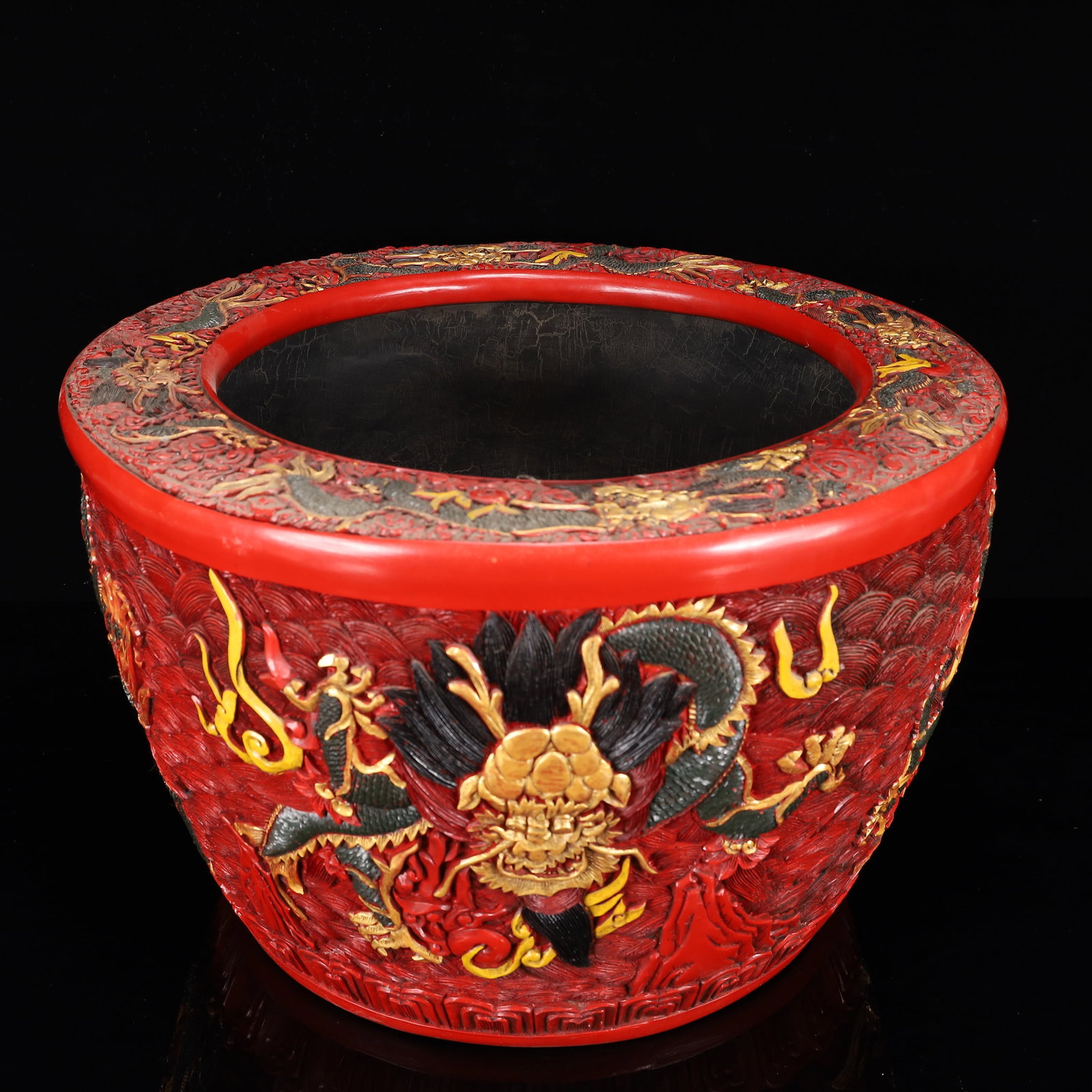 A Huge Carved Red Lacquer Auspicious Beast Pattern Jar with Cover: A Huge Carved Red Lacquer Auspicious Beast Pattern Jar with Cover,Qing Dynasty, China,Qianlong Four-character Mark,Size:16.9inx11in,Weight:7900g 剔红漆器瑞兽纹