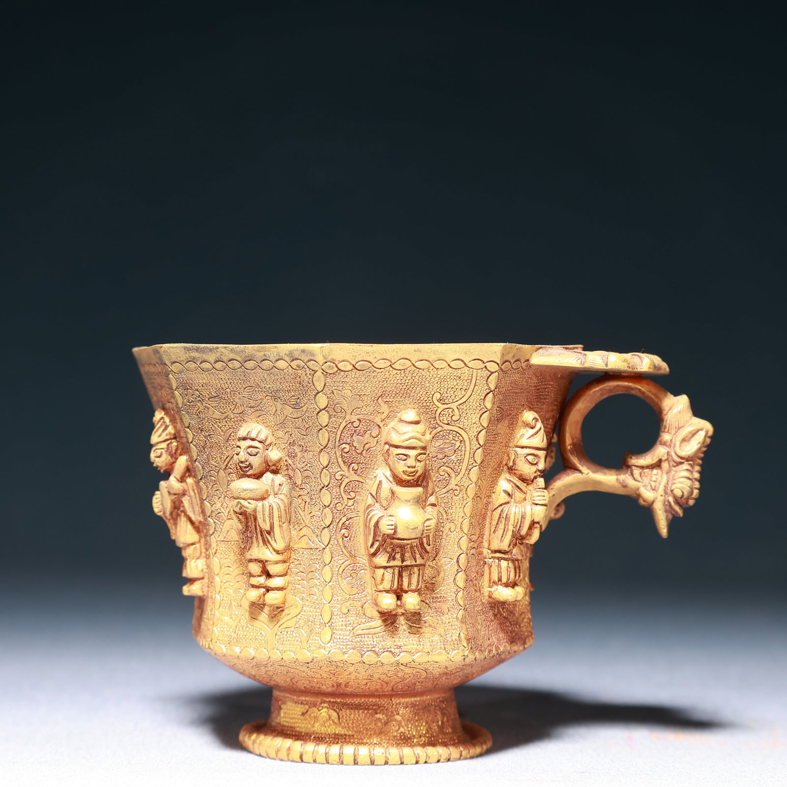 An Exquisite Gilt Bronze Figure Pattern Beast-head Cup: An Exquisite Gilt Bronze Figure Pattern Beast-head Cup,Qing Dynasty,China,Size:4.3inx3.1inx2.8in,Weight:350g 铜鎏金人物纹兽首杯,中国&#