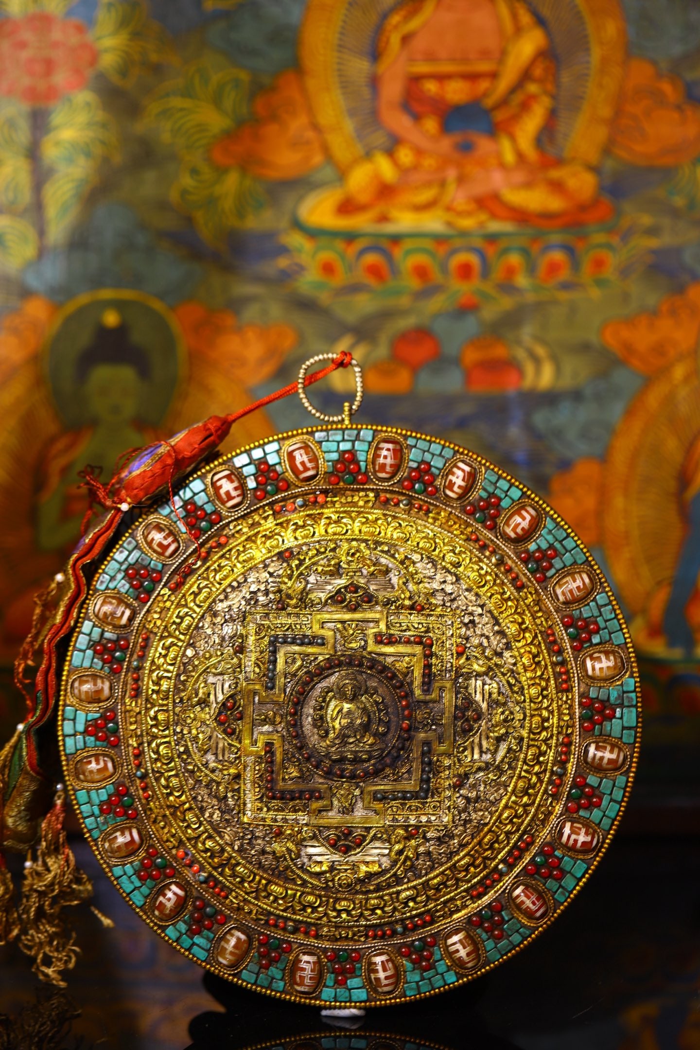 An Exquisite Silver Inlaid Dzi Bead and Turquoise Buddha Statue Tangka: An Exquisite Silver Inlaid Dzi Bead and Turquoise Buddha Statue Tangka,Qing Dynasty,China,Size:9.1inx8.7inx0.8in,Weight:530g 银嵌天珠和绿松石佛