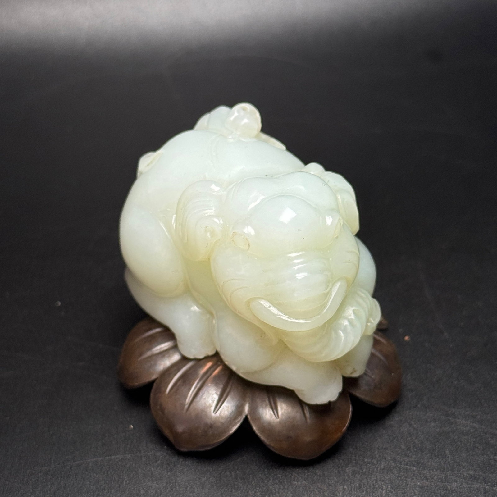 An Exquisite White Jade Elephant Ornament: An Exquisite White Jade Elephant Ornament,Qing Dynasty,China,Size:2.5inx1.7inx1.6in,Weight:195g 白玉象摆件,中国清代