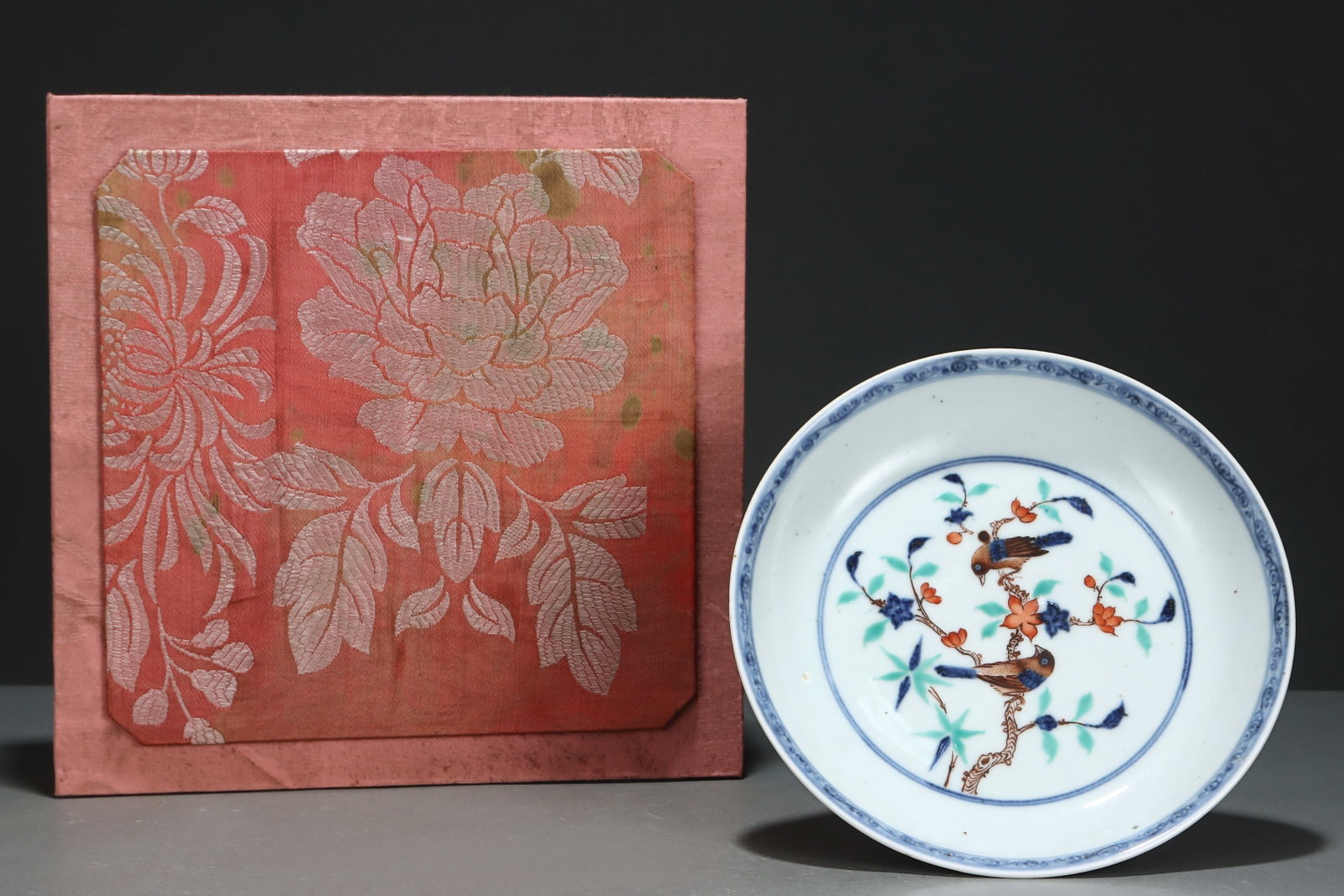 An Exquisite Wucai Flower and Bird Pattern Plate: An Exquisite Wucai Flower and Bird Pattern Plate,Ming Dynasty,China,Xuande Six-character Mark,Size:1.6inx8.1in 五彩花鸟纹盘子,中国明代