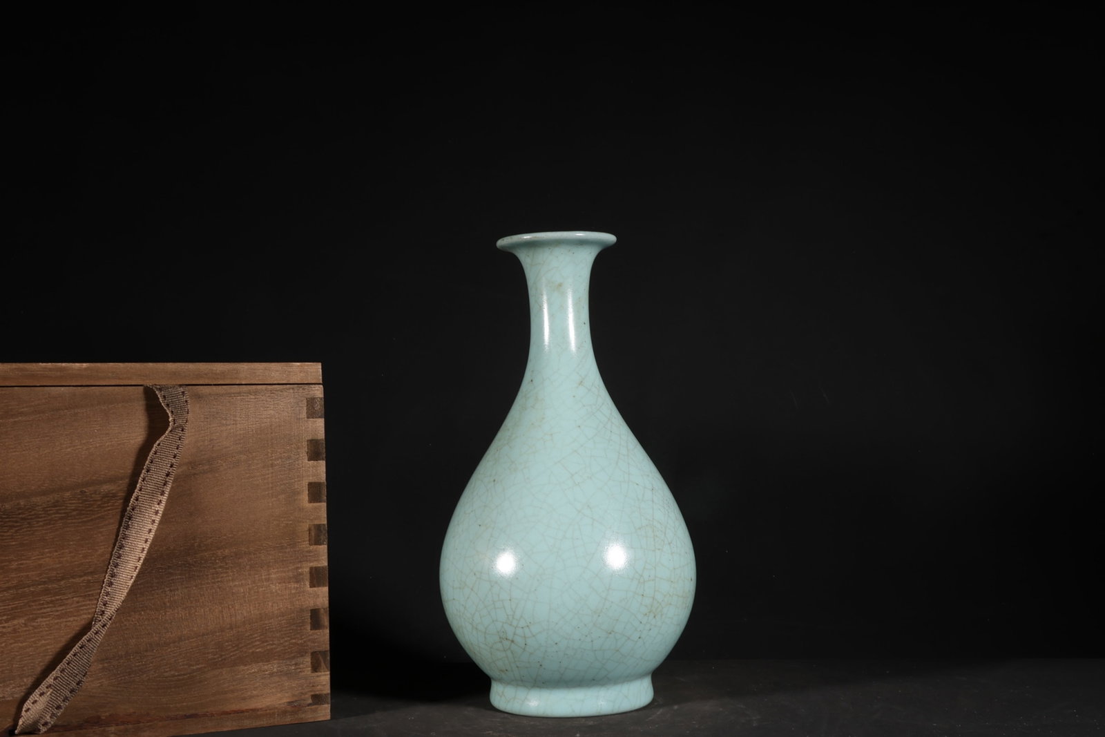 An Exquisite Ru yao Sky Blue Glazed Vase: An Exquisite Ru yao Sky Blue Glazed Vase,Song Dynasty,China,Size:8.3inx4.7in 汝窑天蓝釉瓶,中国宋代