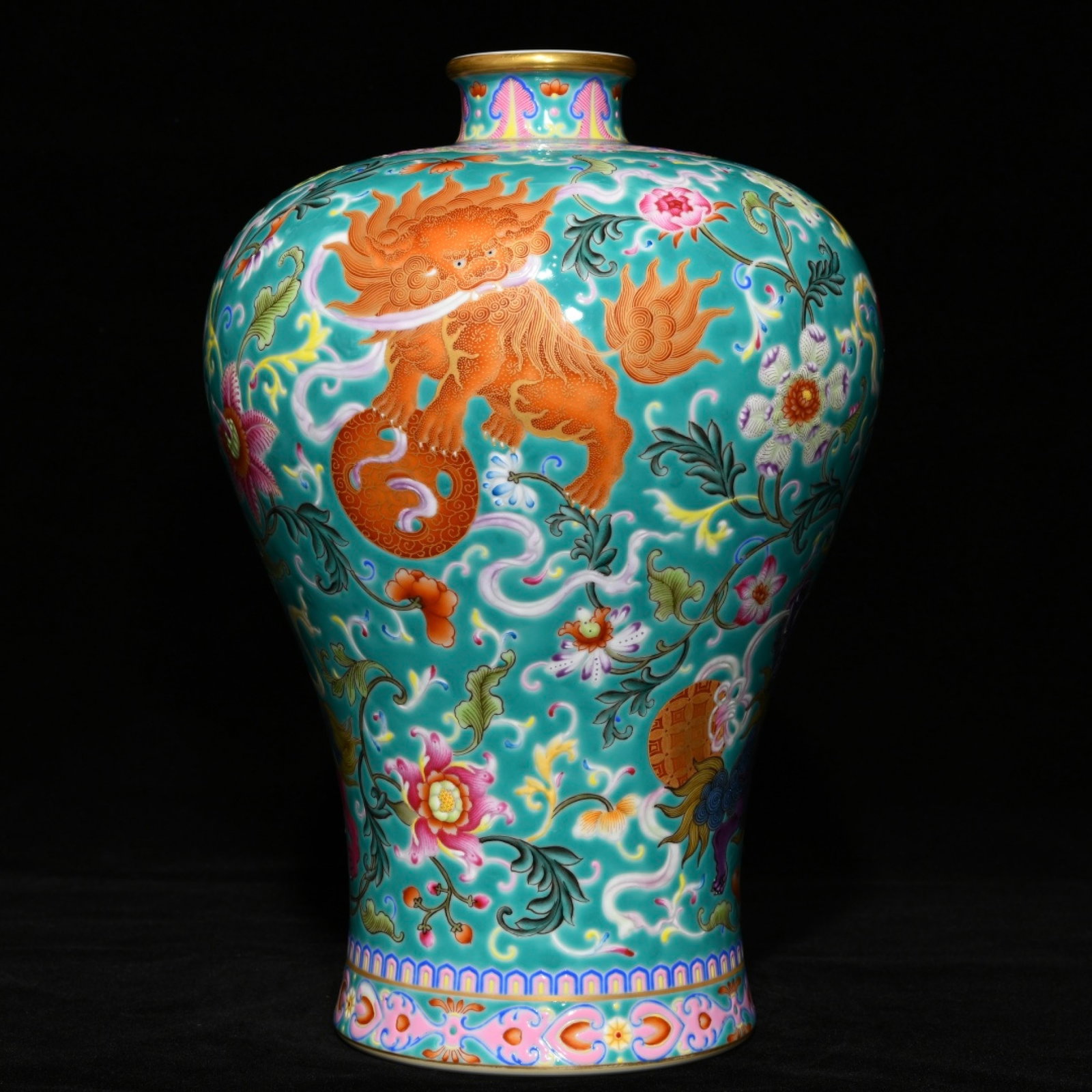 An Exquisite Enamel Lotus Pattern Vase - 3