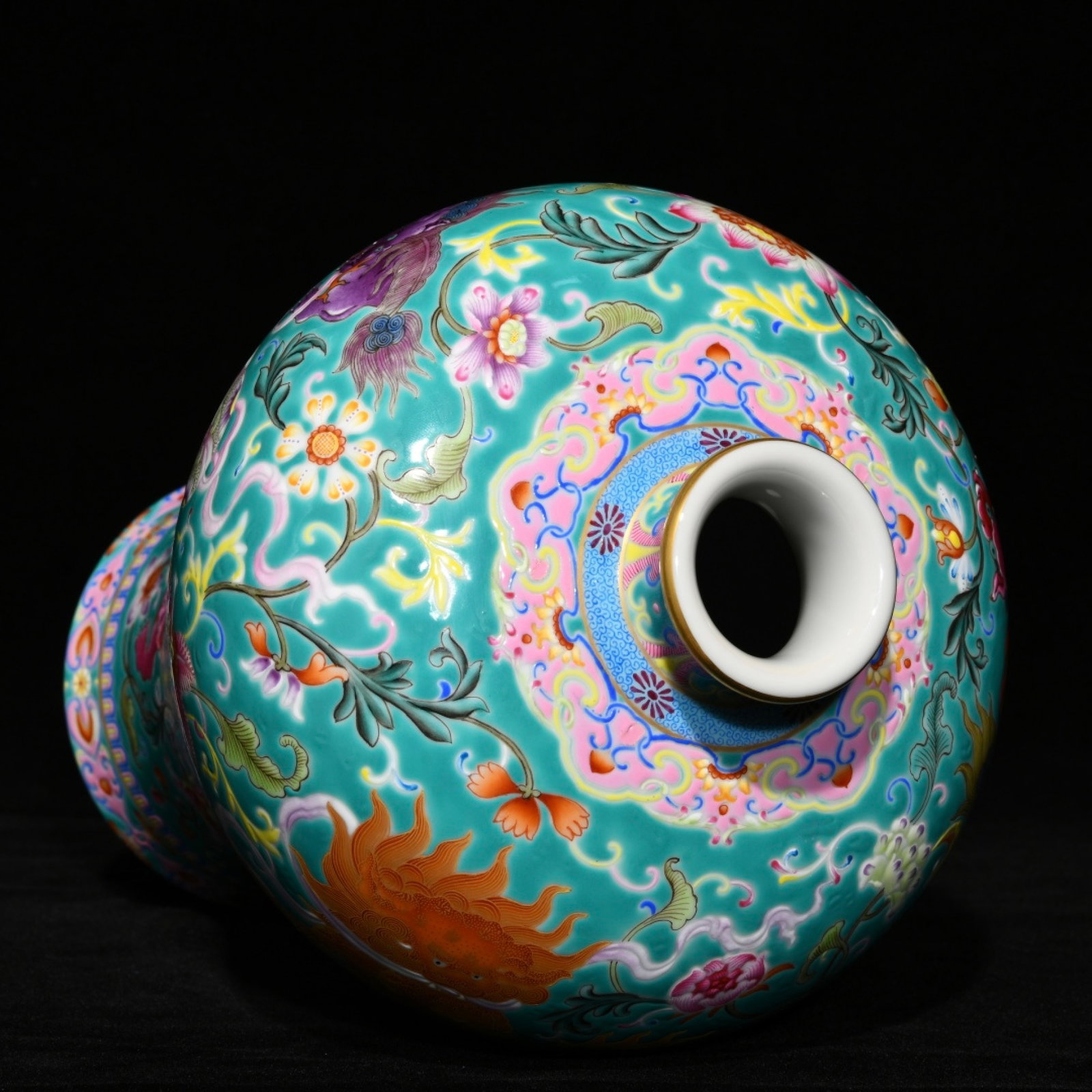 An Exquisite Enamel Lotus Pattern Vase - 4