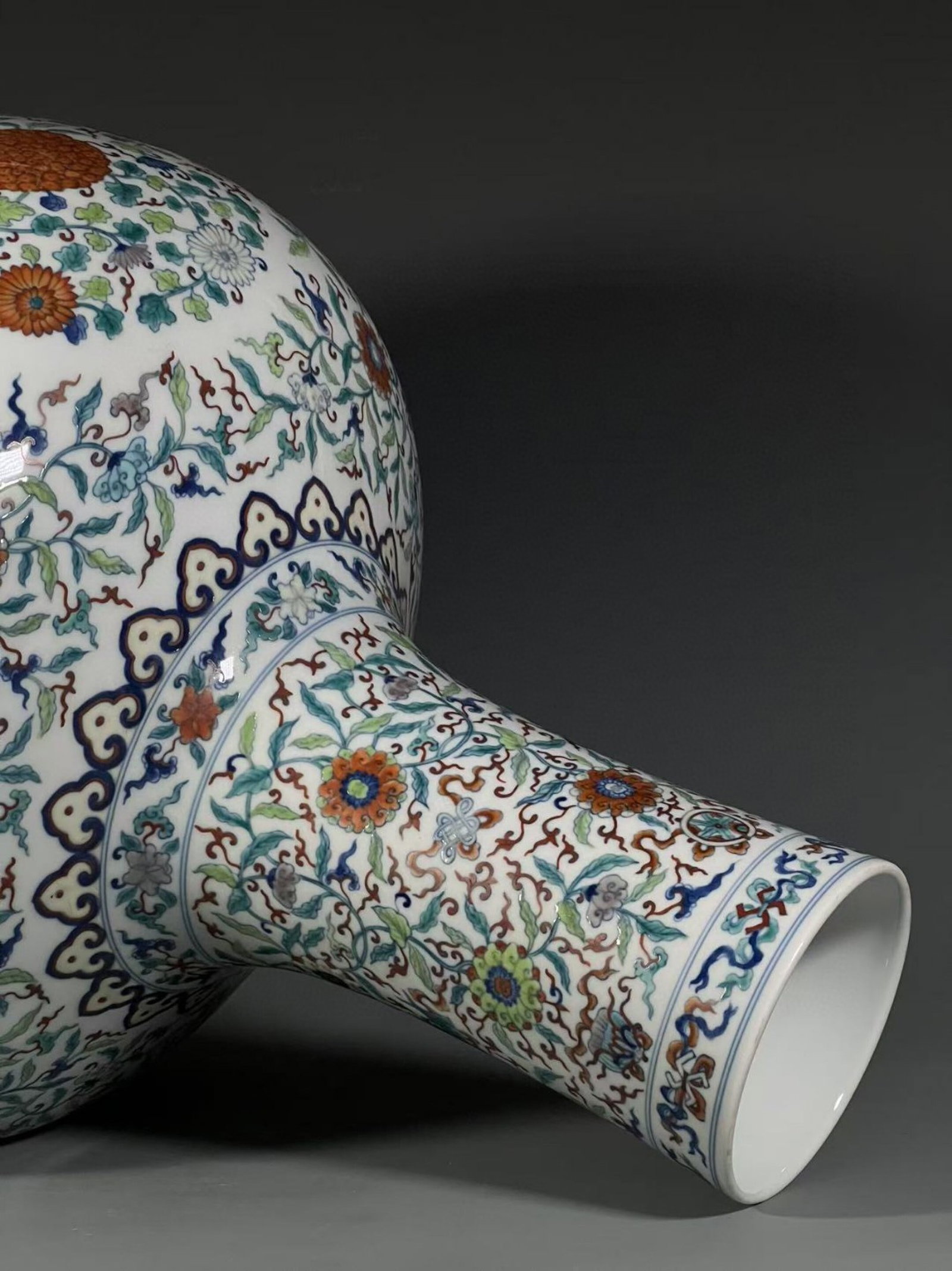 A Huge Doucai Flower Pattern Vase - 7