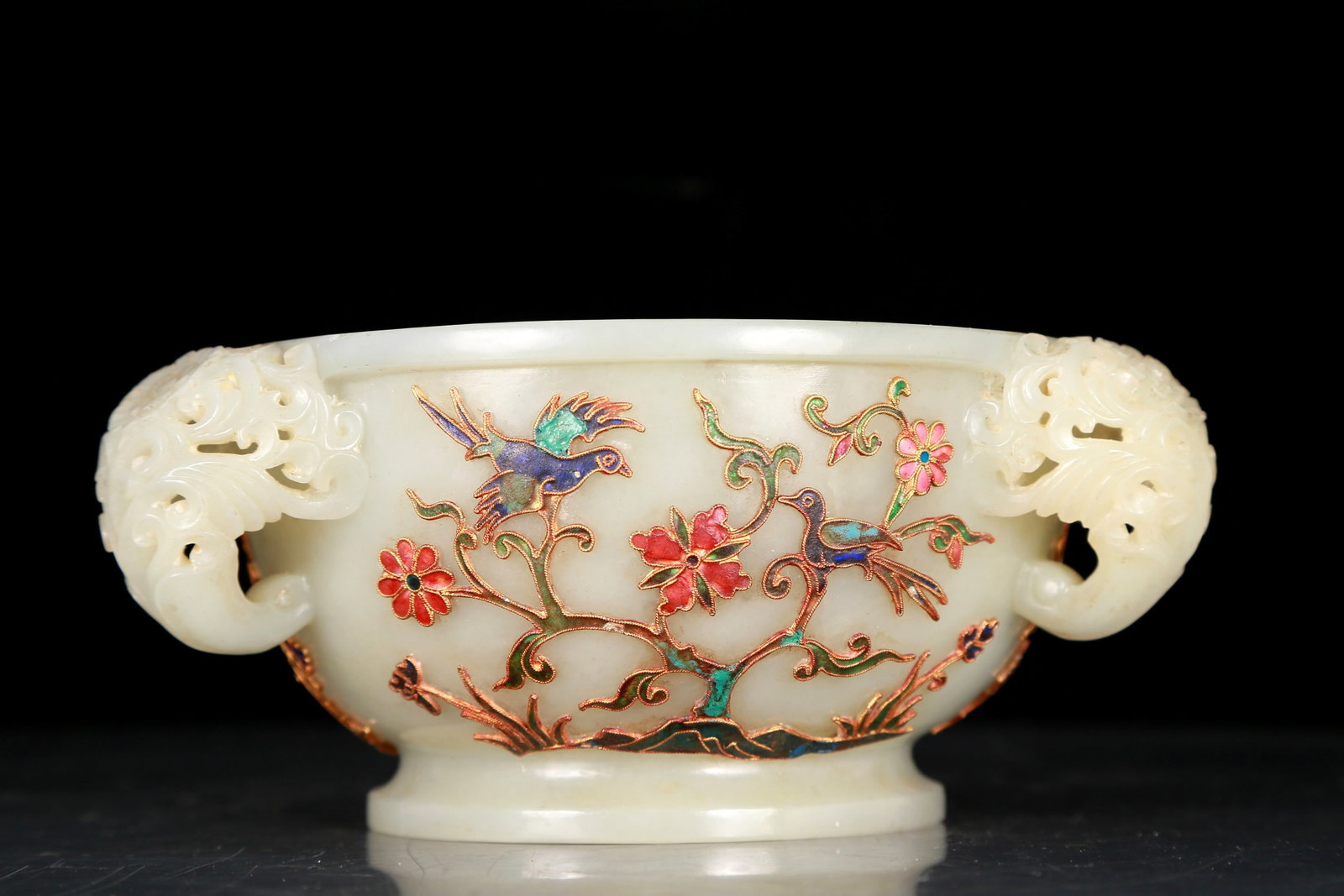 An exquisite white jade inlaid with gems and floral pattern elephant ear censer: An exquisite white jade inlaid with gems and floral pattern elephant ear censer, Qing Dynasty, China, Qianlong four-character censer, Size: 7.1inx3.1in, Weight: 645g 清代 乾隆&