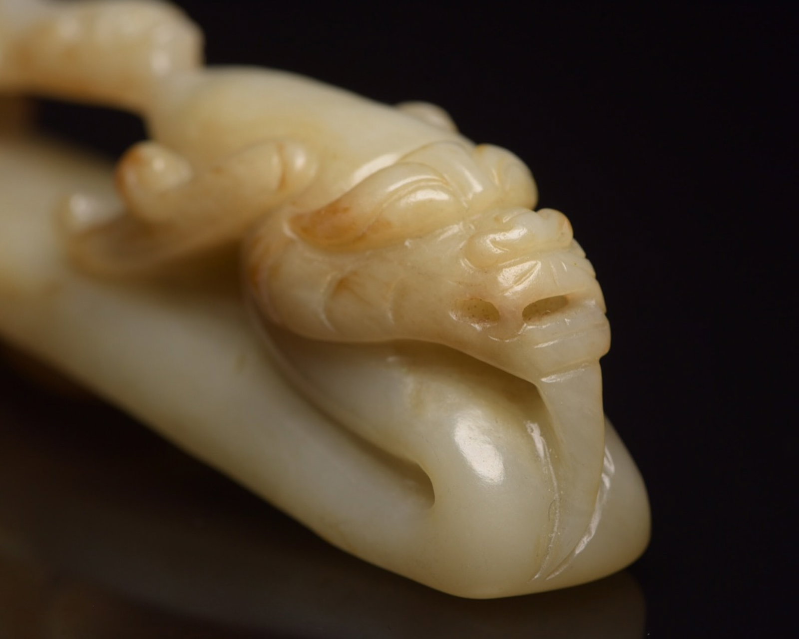 An Exquisite White Jade Dragon Pattern Ornament - 9
