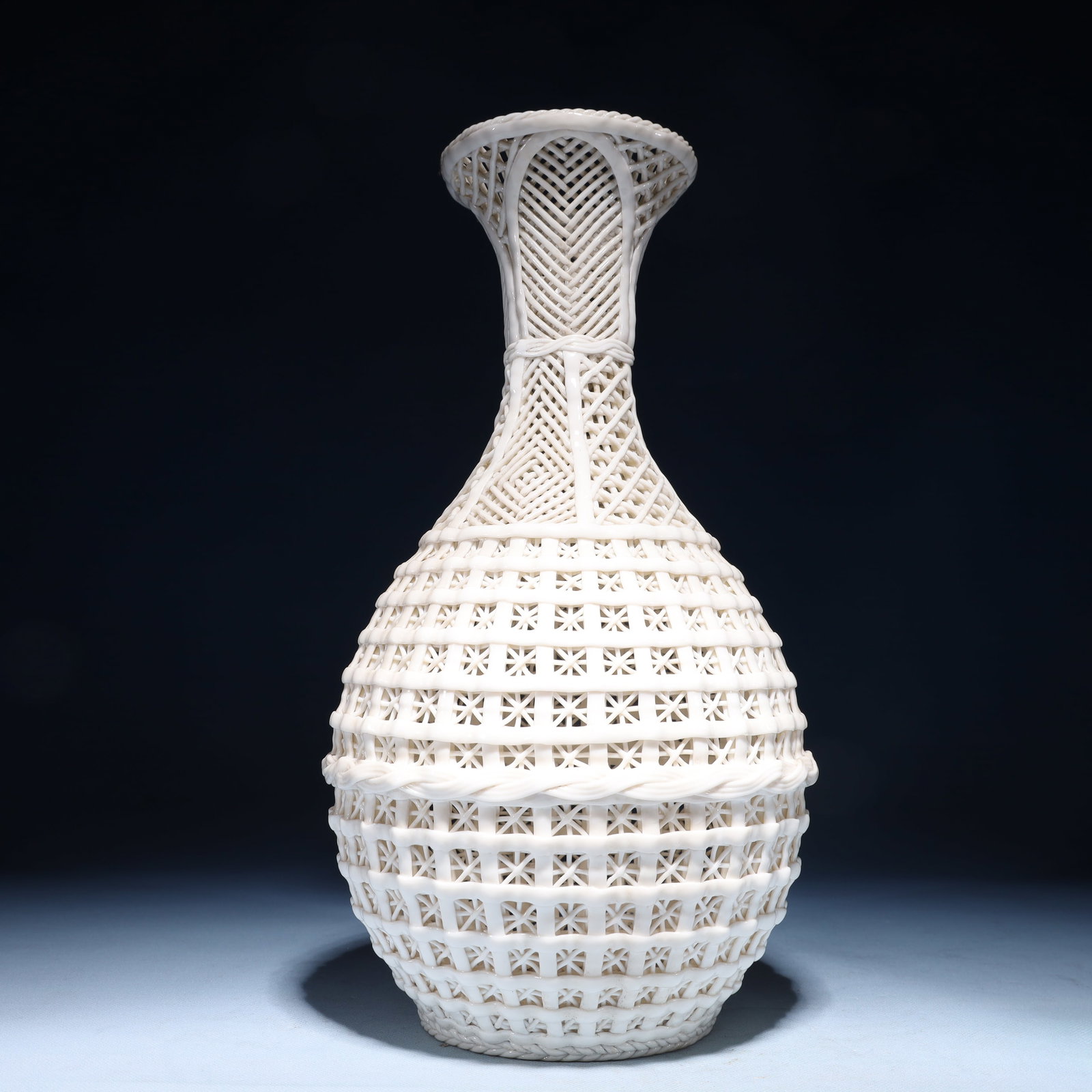 An Exquisite Blance-De-Chine Vase: An Exquisite Blance-De-Chine Vase Blance-De-Chine Vase,Ming Dynasty,China,Size:7.5inx14.2in,Weight:1300g 德化瓷瓶,中国明代