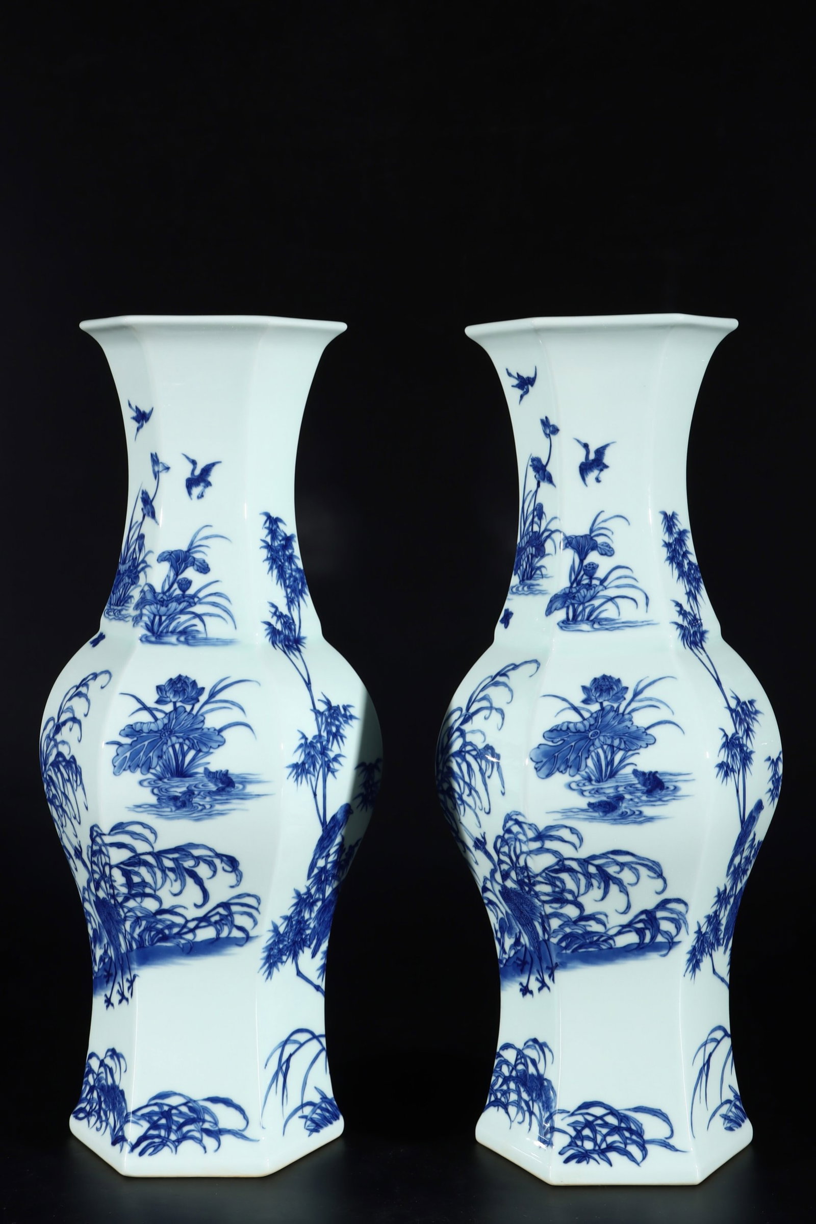 A Pair of Huge Blue and White Flower and Bird Pattern Vases: A Pair of Huge Blue and White Flower and Bird Pattern Vase,Qing Dynasty,China,Yongzheng Six-character Mark,Size:17.6inx7.5ins 一对青花花鸟纹瓶中&#