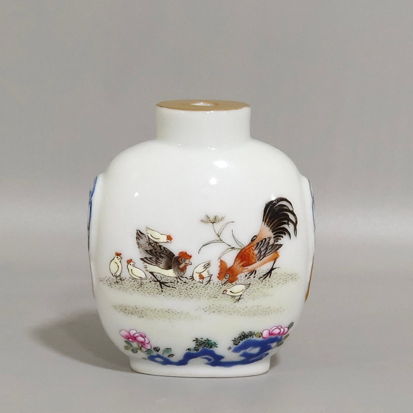 An Exquisite Famille-Rose Flower and Rooster Pattern Snuff Bottle: An Exquisite Famille-Rose Flower and Rooster Pattern Snuff Bottle,Qing Dynasty,China,Daoguang Four-character Mark,Size:2.6inx2in 粉彩花卉鸡纹鼻烟壶