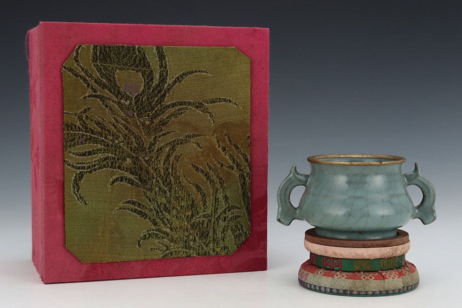 An Exquisite Guan yao Celadon Glazed Double-Ears Censer,with an Imperial Poem by Emperor Qianlong: An Exquisite Guan yao Celadon Glazed Double-Ears Censer,with an Imperial Poem by Emperor Qianlong,Song Dynasty,China,Size:2.8inx5.3in 官窑粉青釉双耳香&#