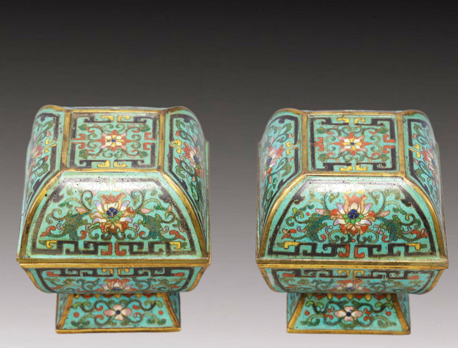 A Pair of Exquisite Cloisonne Lotus Pattern Cover Jars: A Pair of Exquisite Cloisonne Lotus Pattern Cover Jars,Qing Dynasty,China,Qianlong Four-character Mark,Size:3.5inx3.9in,Total Weight:1500g 一对景泰蓝缠枝ő