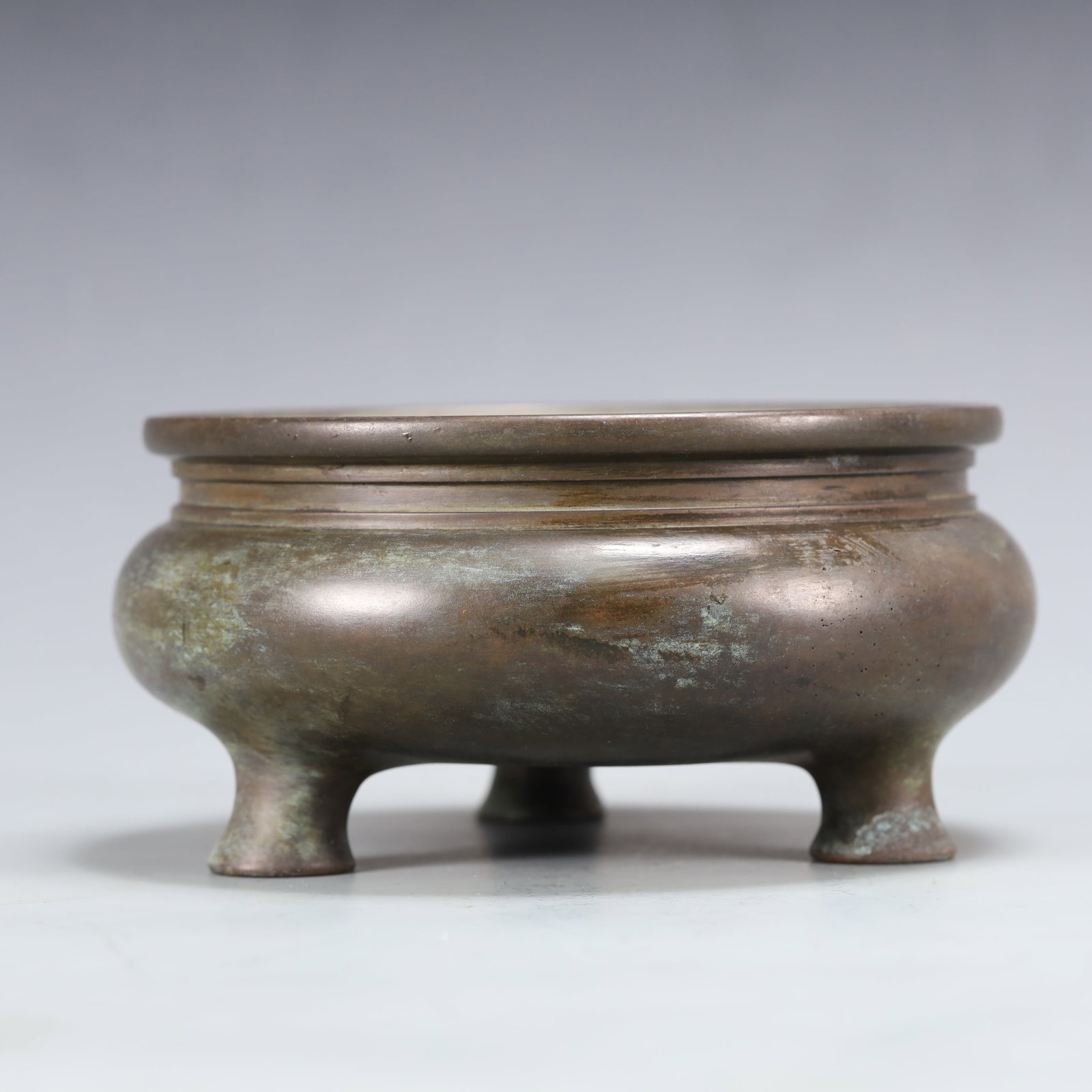 An Exquisite Bronze Tripod Censer: An Exquisite Bronze Tripod Censer,Qing Dynasty, China,With Mark,Size:5.9inx3in Weight:1400g 铜三足香炉,中国清代,带款