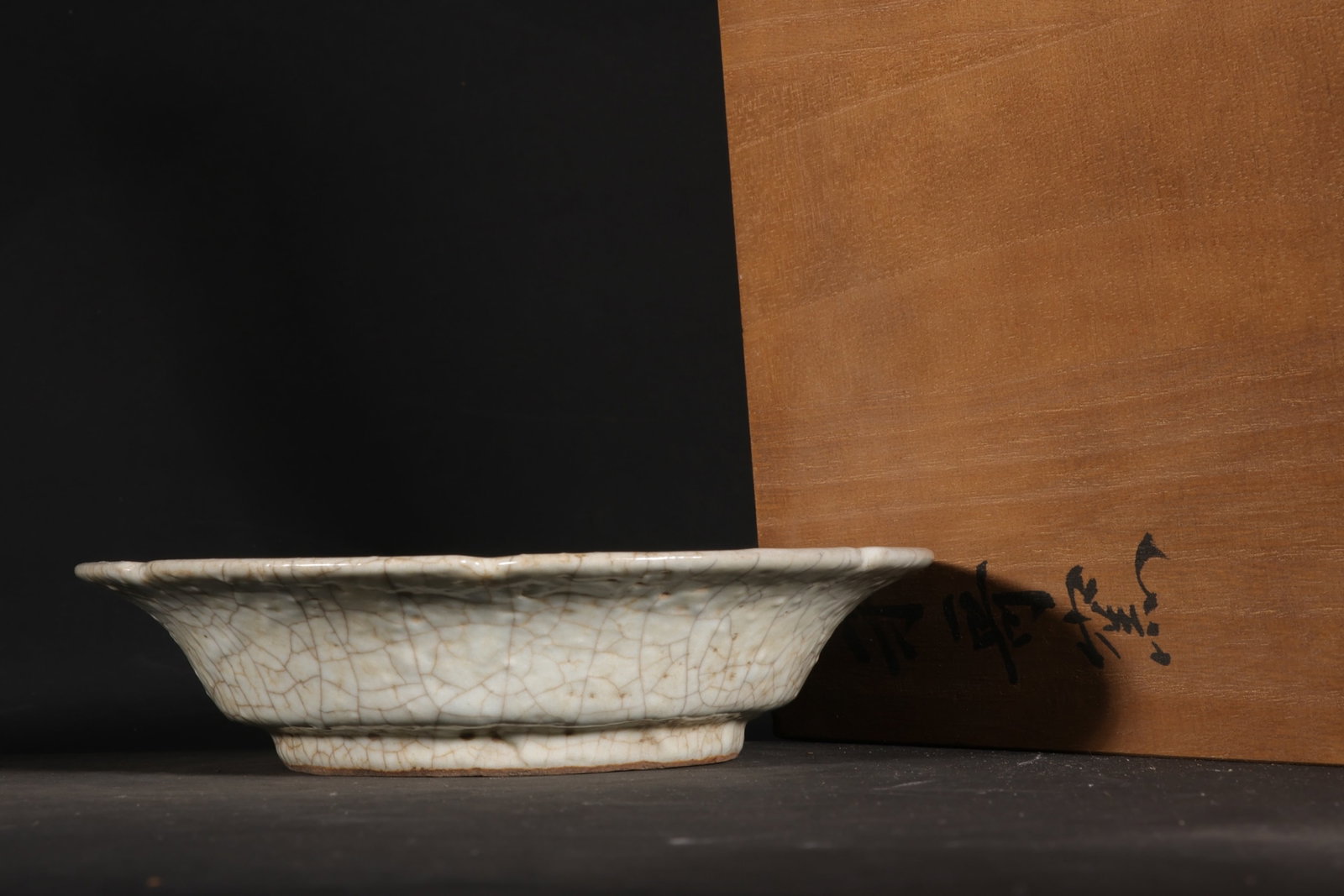 An Exquisite Ge yao White Glazed Plate: An Exquisite Ge yao White Glazed Plate,Song Dynasty,China,Size:1.7inx6.5in 哥窑白釉盘子,中国宋代