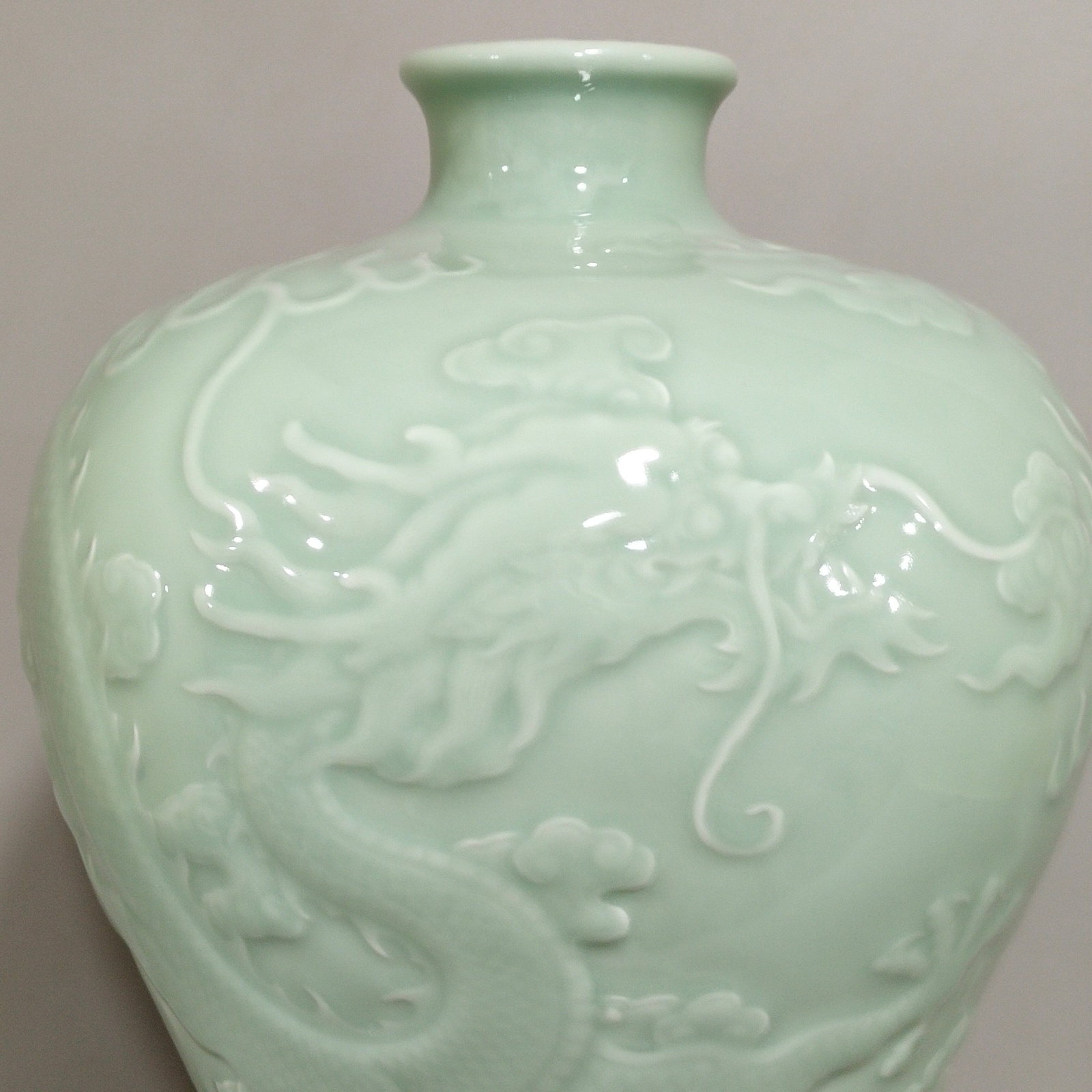A Rare Celadon Glazed Auspicious Cloud and Dragon Pattern Vase - 4