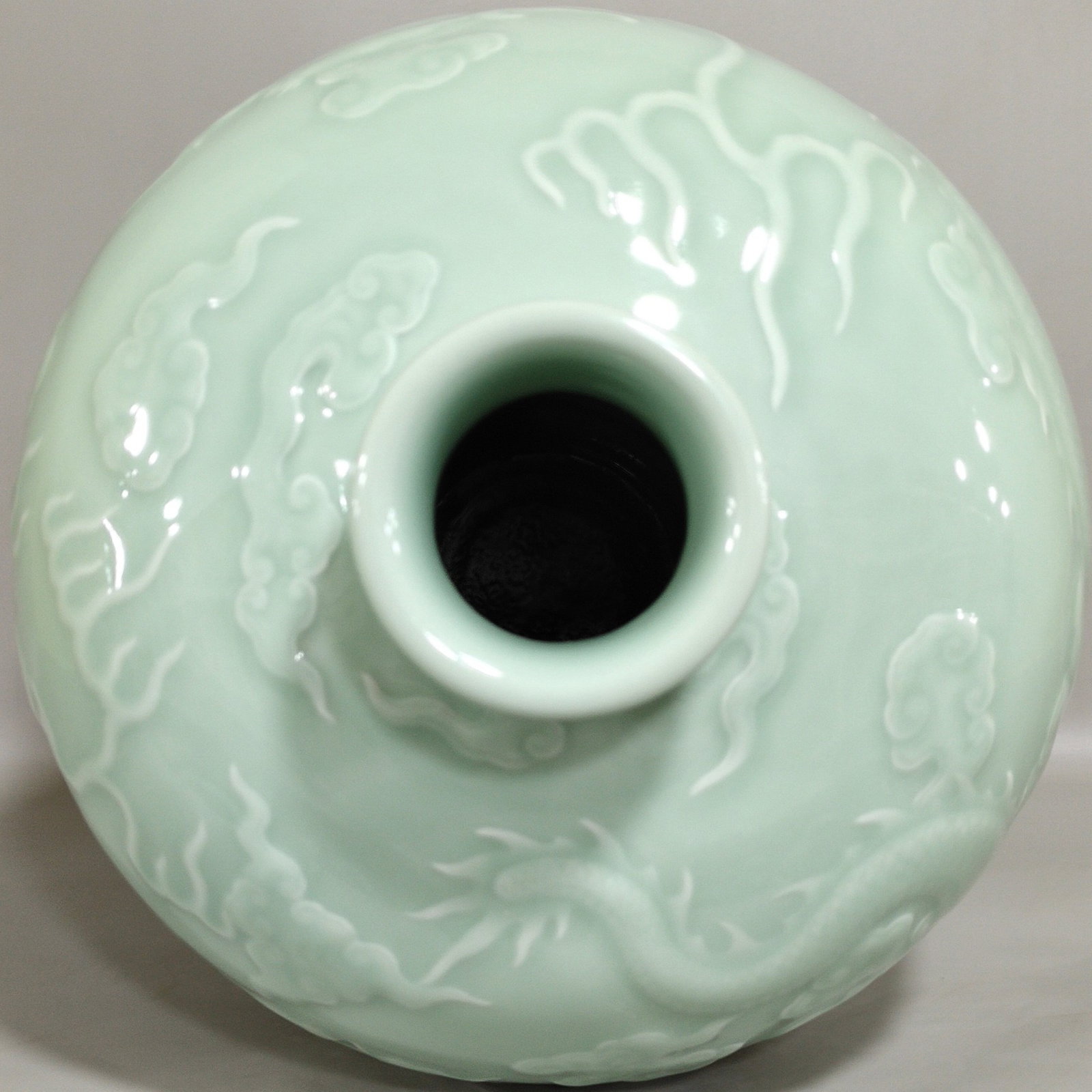 A Rare Celadon Glazed Auspicious Cloud and Dragon Pattern Vase - 6