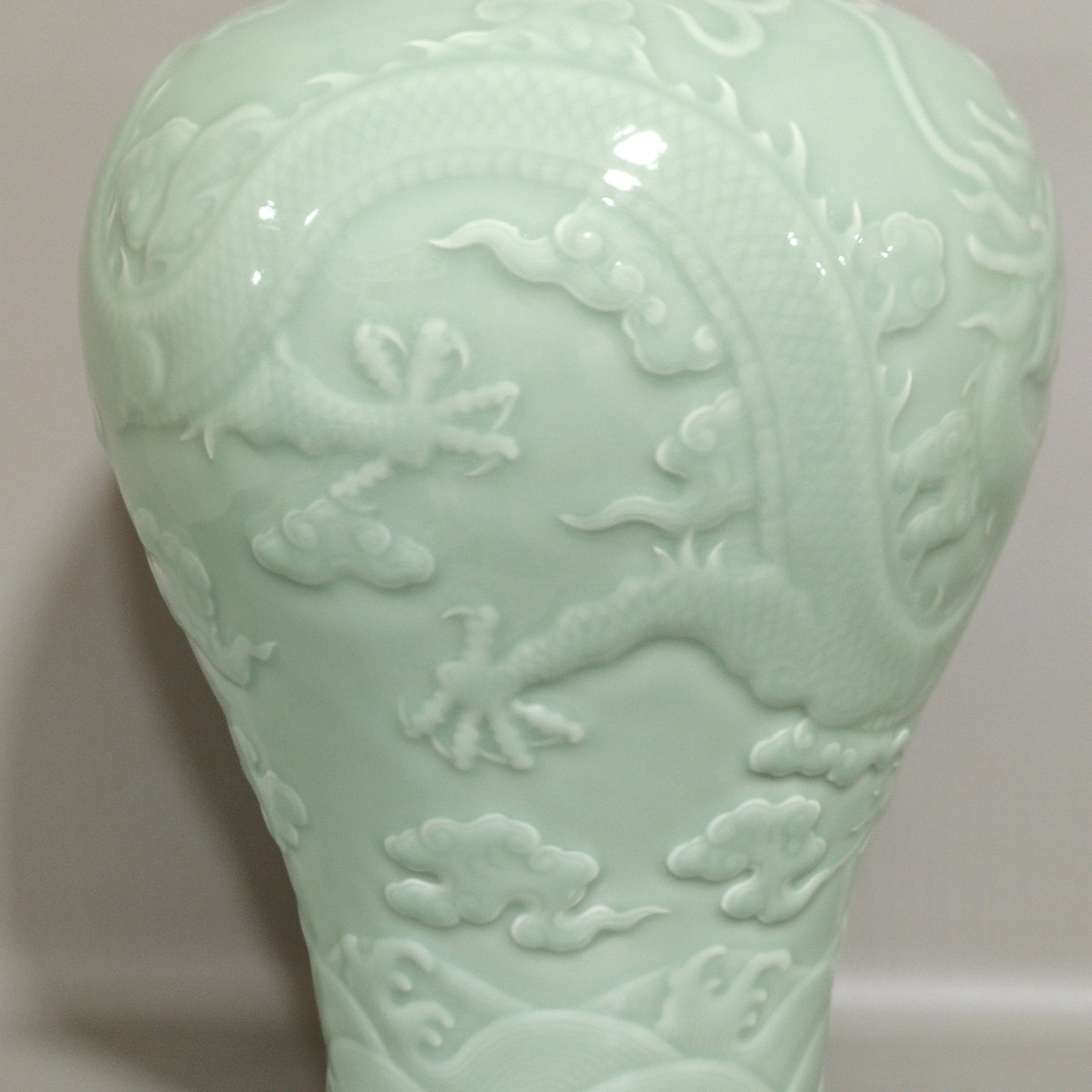 A Rare Celadon Glazed Auspicious Cloud and Dragon Pattern Vase - 7