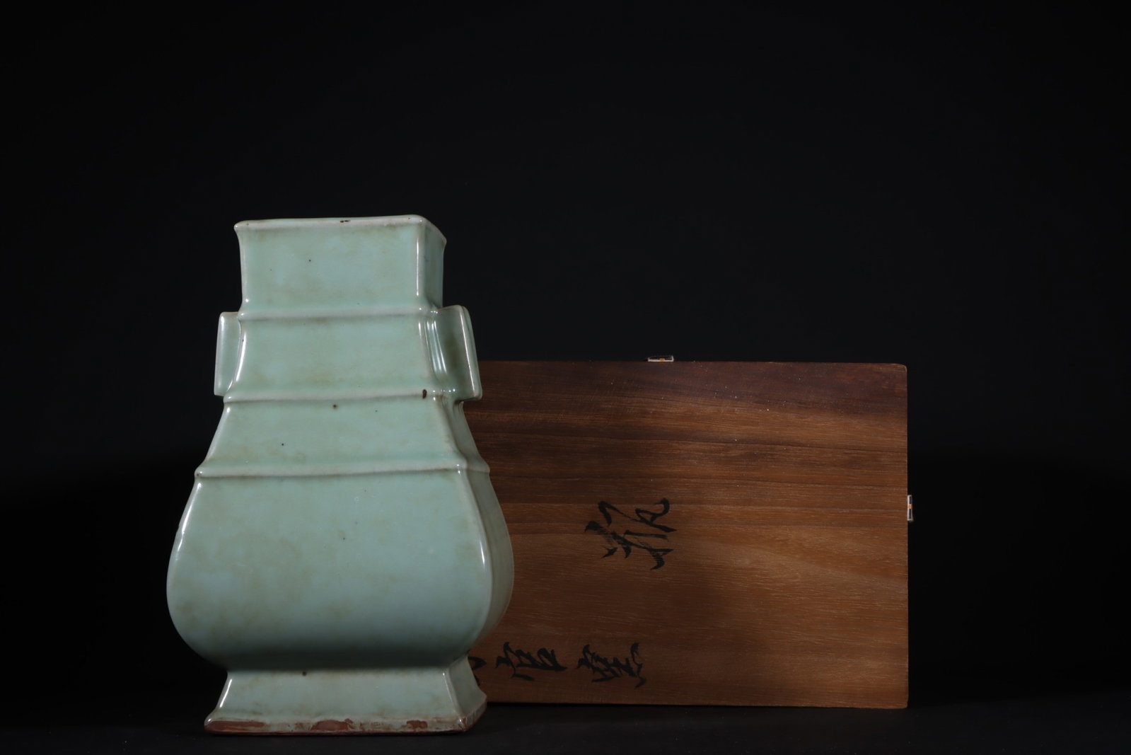 An Exquisite Guan yao Celadon Glazed Double-Ears Vase: An Exquisite Guan yao Celadon Glazed Double-Ears Vase,Song Dynasty,China,Size:9.8inx5.9in 官窑粉青釉双耳瓶,中国宋代