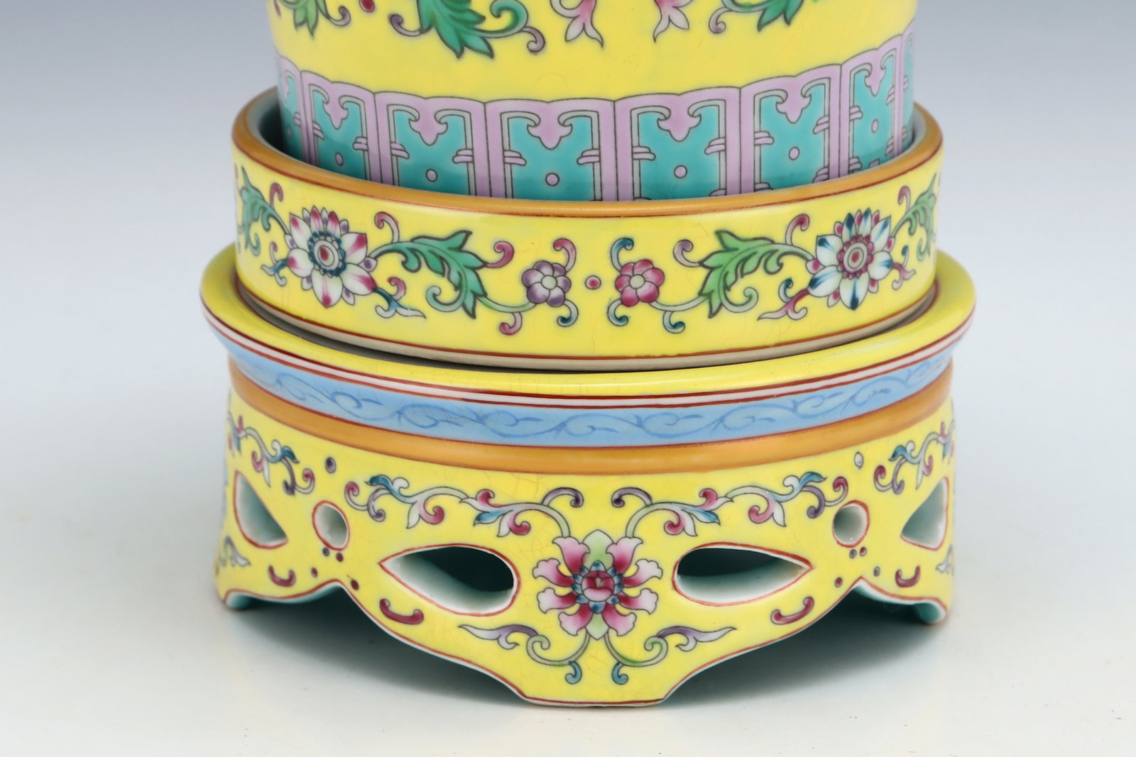 A Rare Enamel Lotus Pattern Vase - 3