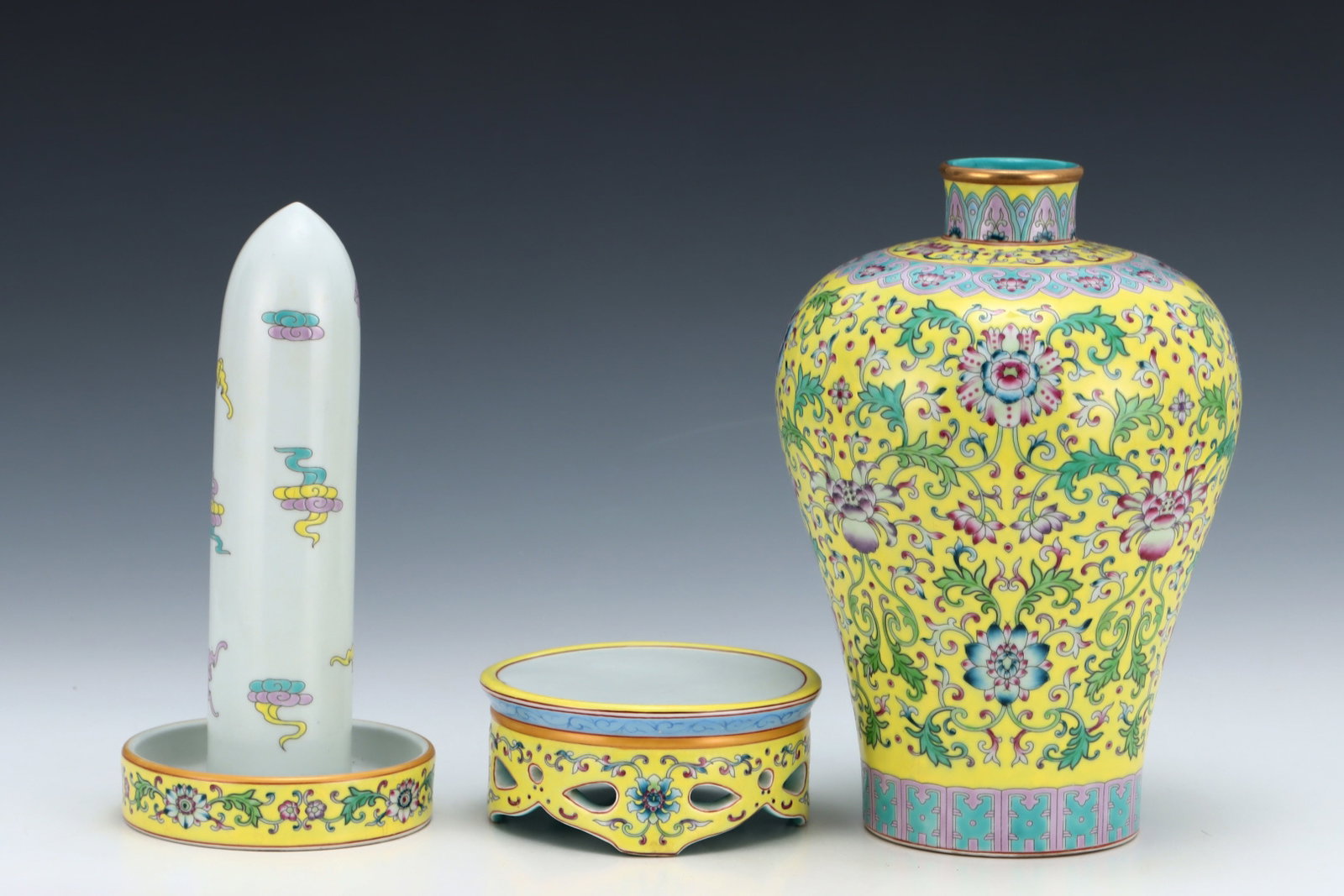 A Rare Enamel Lotus Pattern Vase - 5