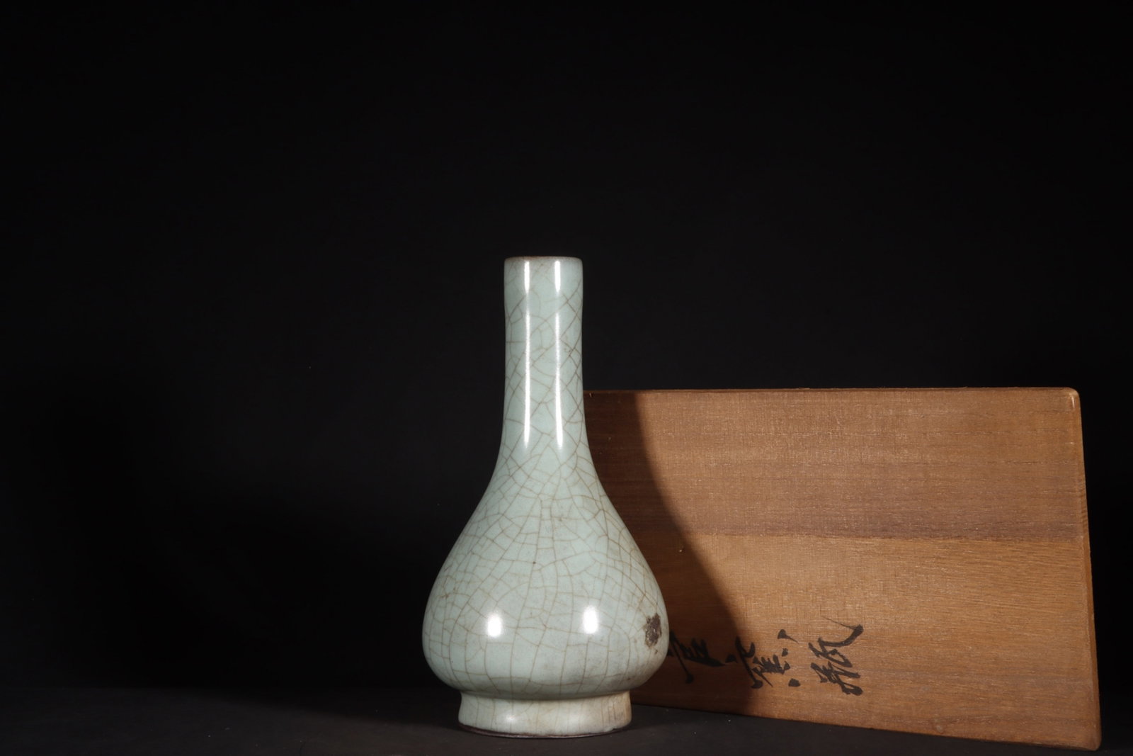 An Exquisite Guan yao Celadon Glazed Vase: An Exquisite Guan yao Celadon Glazed Vase,Song Dynasty,China,Size:7.7inx3.9in 官窑粉青釉瓶,中国宋代