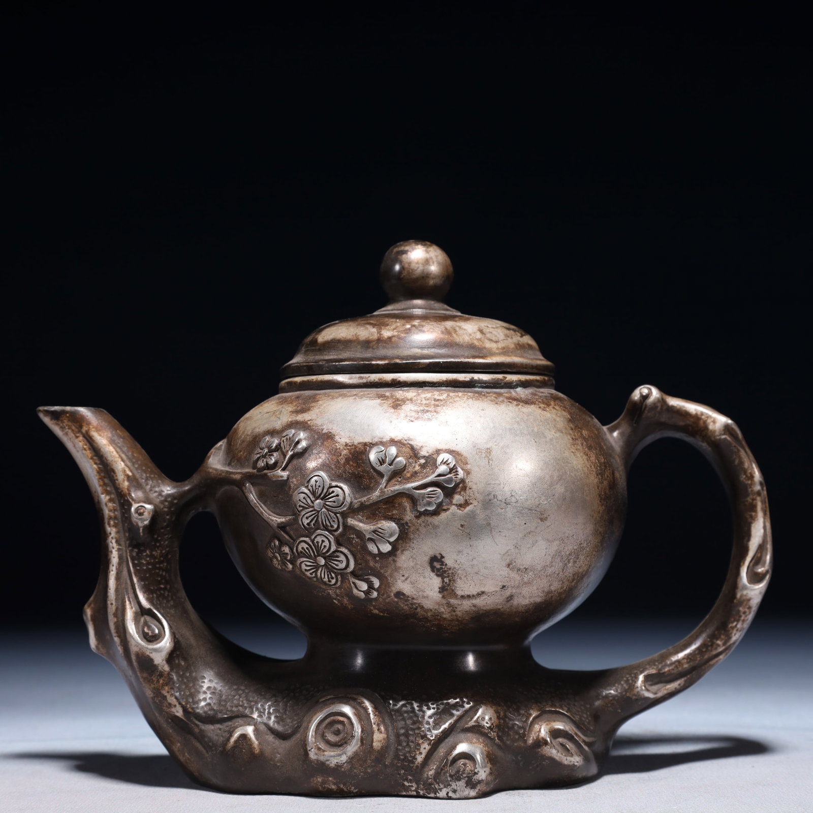 An Exquisite Silver-plated Bronze Flower Pattern Teapot: An Exquisite Silver-plated Bronze Flower Pattern Teapot,Qing Dynasty,China,Qianlong Four-character Mark,Size:8.3inx4.3inx6.3in,Weight:1100g 铜镀银花卉纹茶