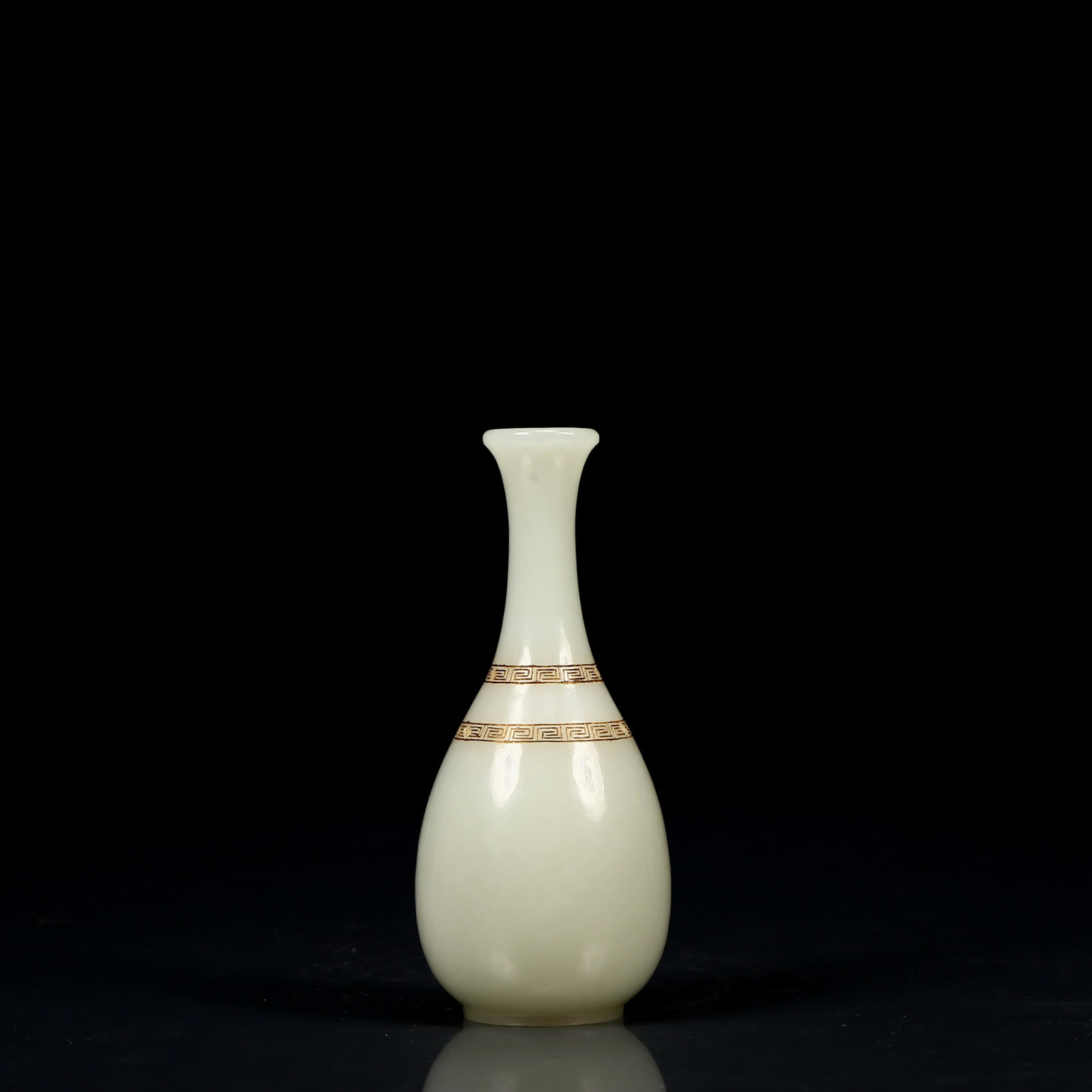An Exquisite White Jade Vase: An Exquisite White Jade Vase,Qing Dynasty, China,Qianlong Four-character Mark,Size:2inx4.9in,Weight:160g 白玉瓶,清代,乾隆四字款