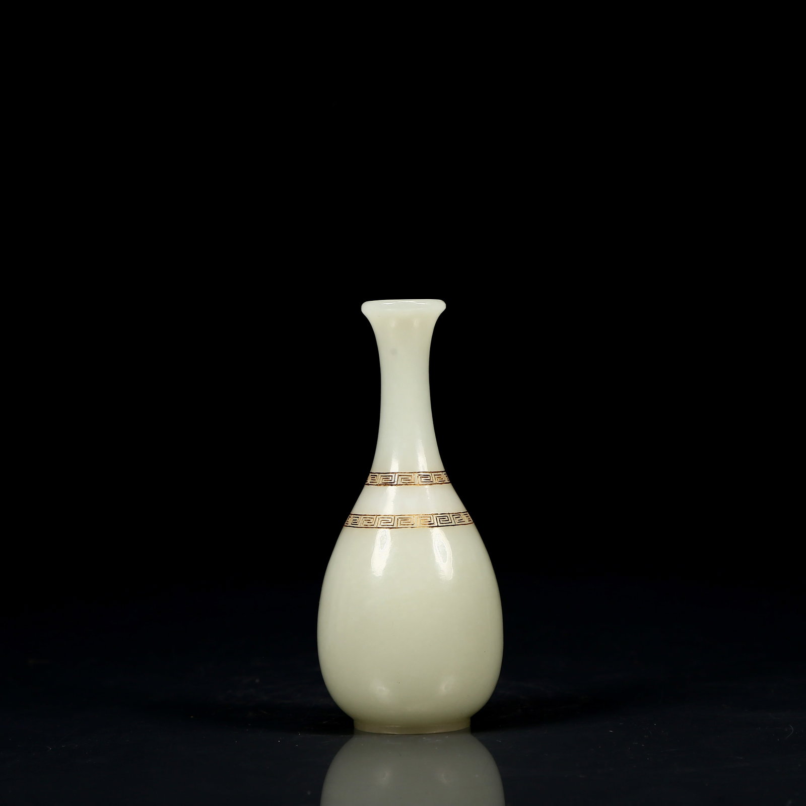 An Exquisite White Jade Vase - 2