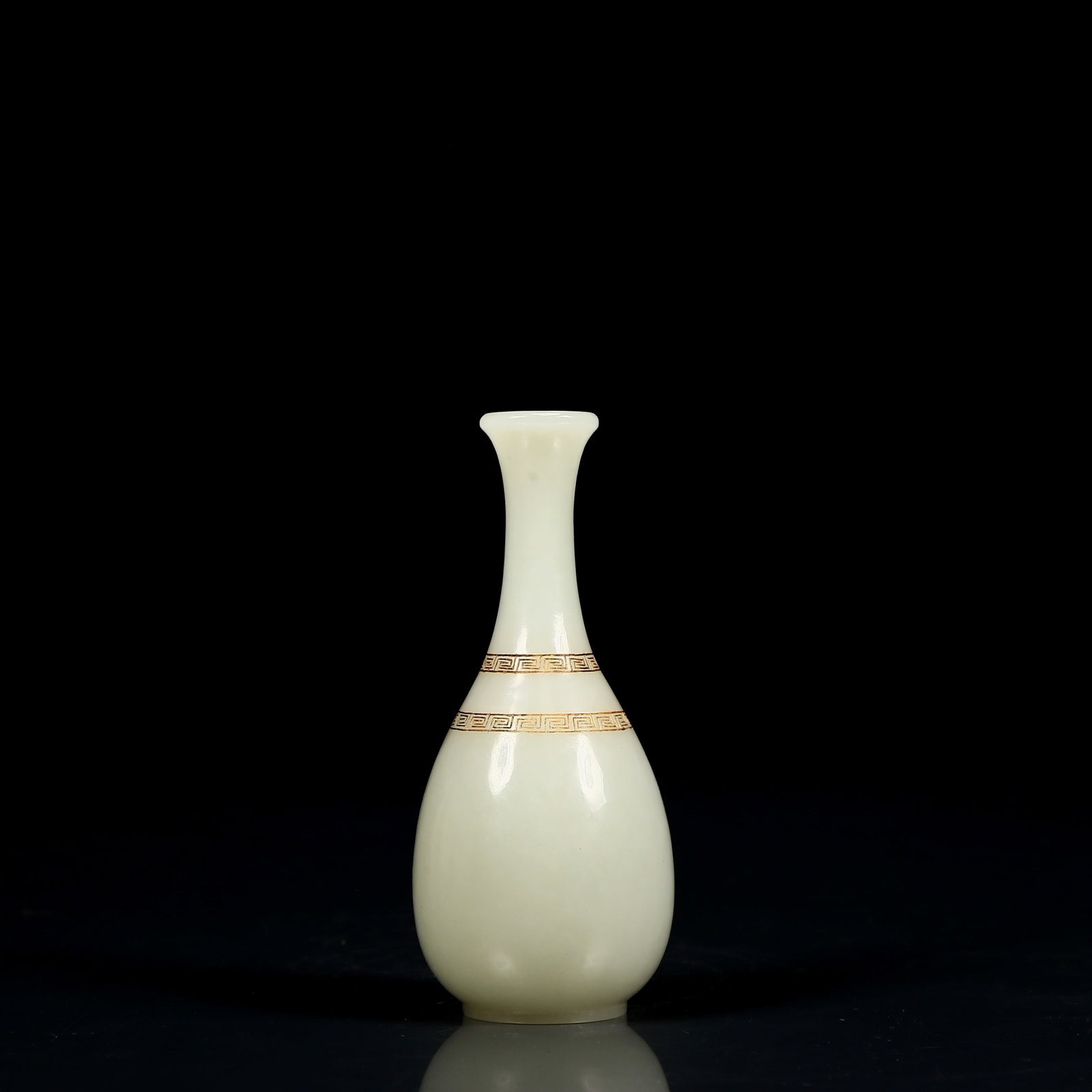 An Exquisite White Jade Vase - 3