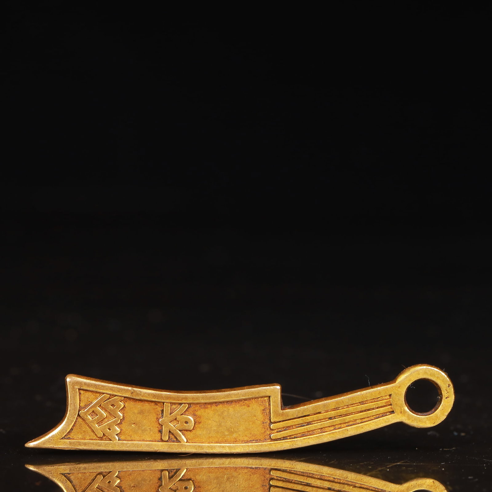 An Exquisite Gilt Bronze Sword Coin: An Exquisite Gilt Bronze Sword Coin,the Warring States Period in China,Size:31.5inx5.5inx1.4in,Weight:19g 铜鎏金刀钱币,中国战国时ć