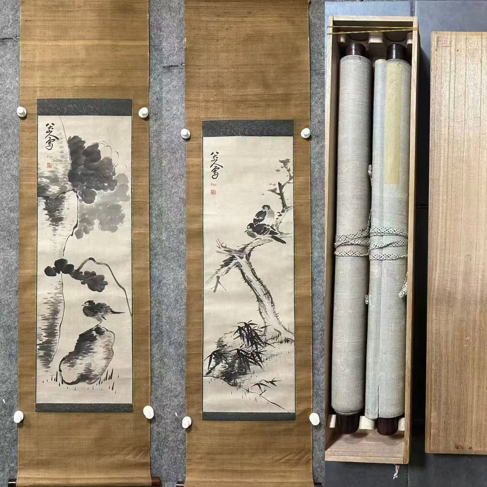 A Set of Chinese Vertical Scroll Ink Painting of Flower and Bird on Paper: A Set of Chinese Vertical Scroll Ink Painting of Flower and Bird on Paper,Bada Shanren,Size:13inx39in*2 一套中国水墨花鸟画立轴,八