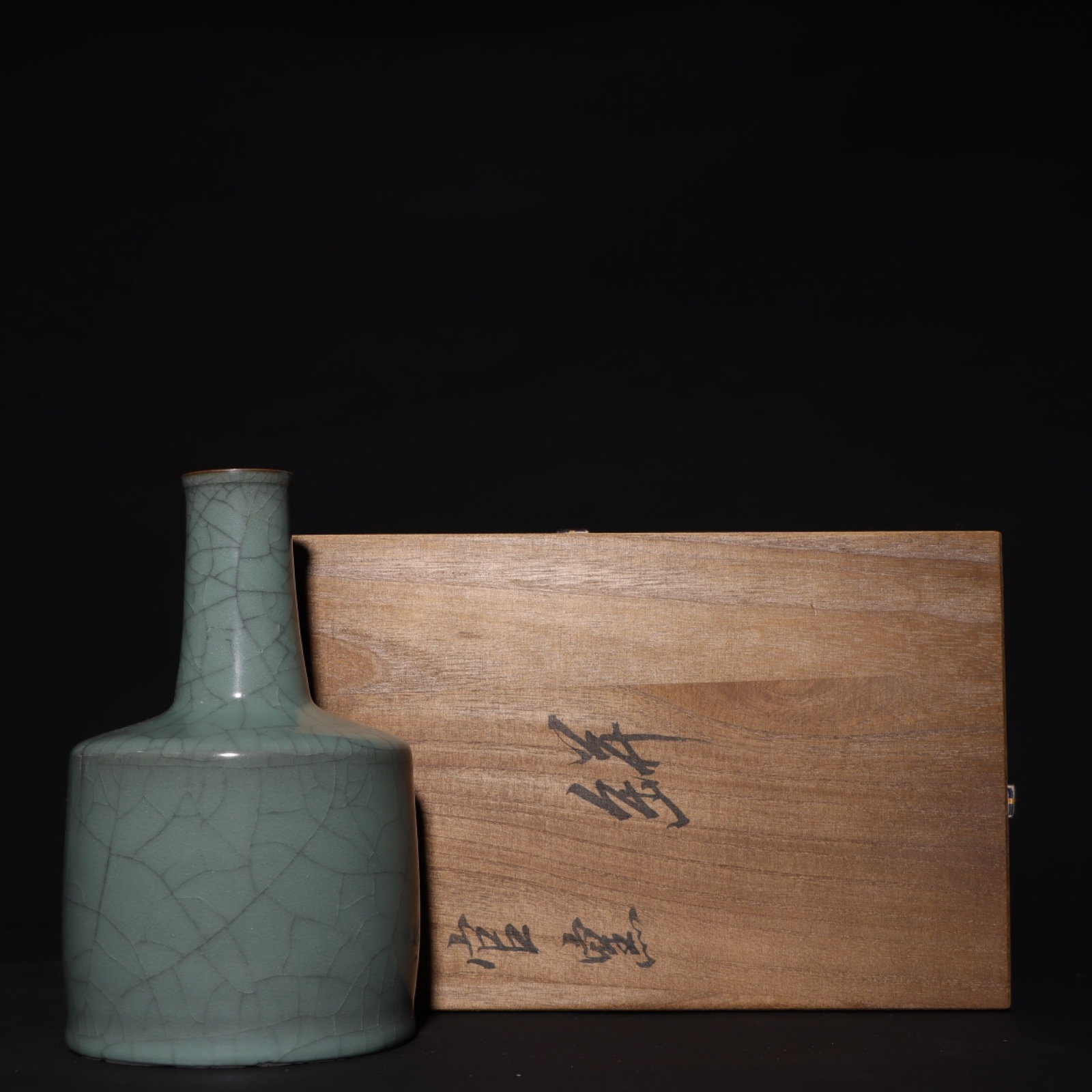 An Exquisite Guan yao Celadon Glazed Vase: An Exquisite Guan yao Celadon Glazed Vase,Song Dynasty,China,Size:7.7inx4.7in 官窑青釉瓶,中国宋代