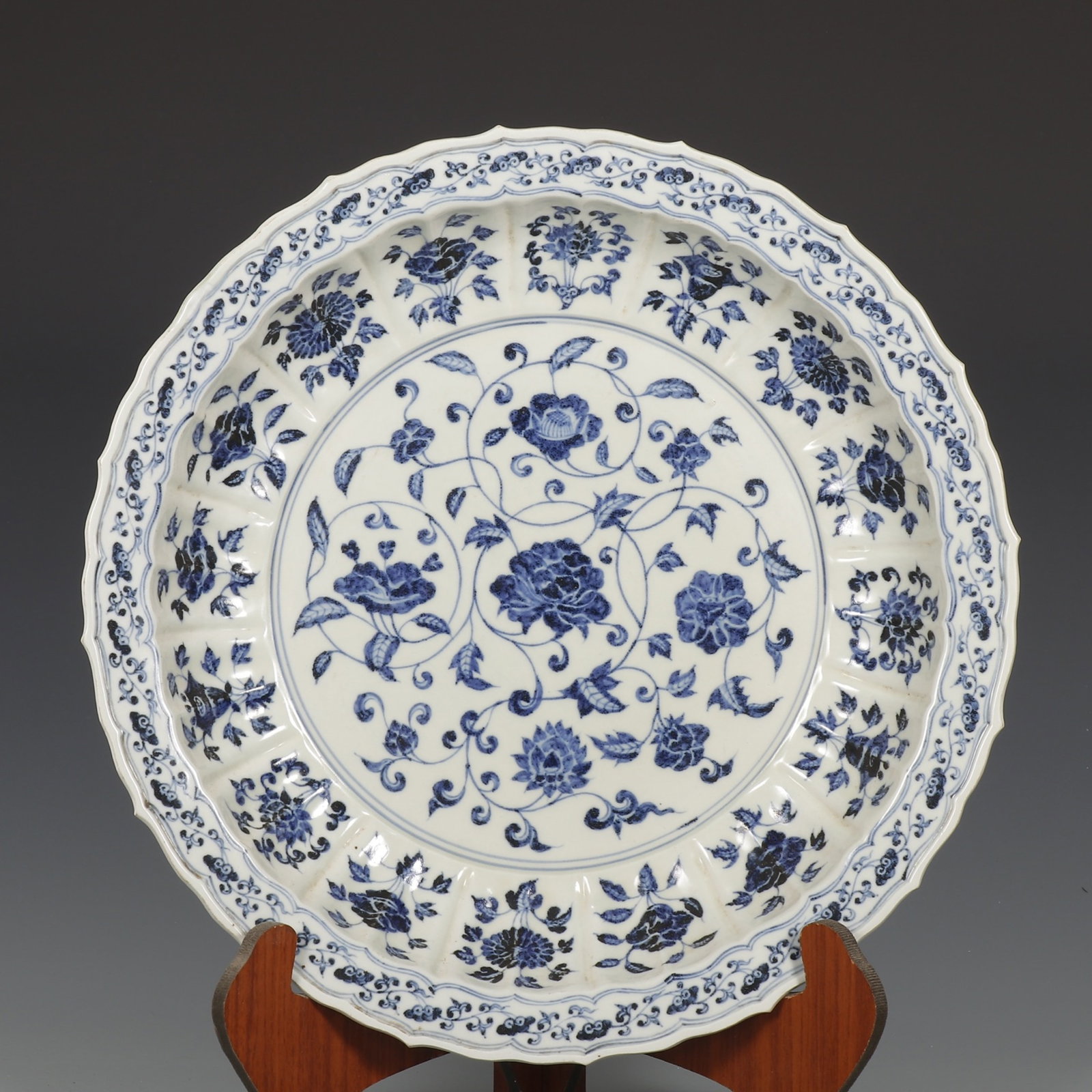 A Huge Blue and White Lotus Pattern Plate: A Huge Blue and White Lotus Pattern Plate,Ming Dynasty,China,Size:2.8inx17.3in 青花缠枝莲纹盘子,中国明代