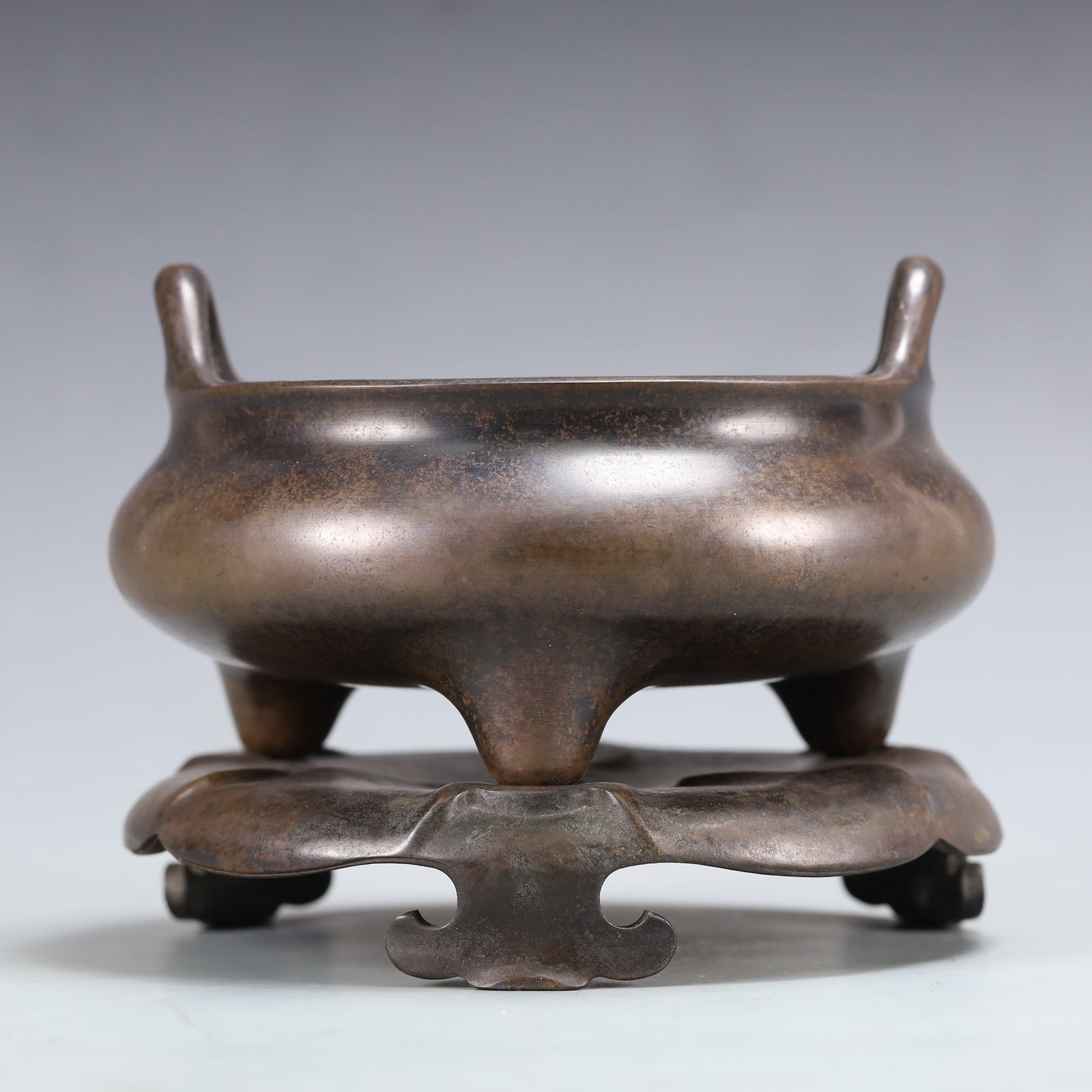 An Exquisite Bronze Double-Ears and Tripod Censer,With Base: An Exquisite Bronze Double-Ears and Tripod Censer,With Base ,Ming Dynasty, China,Xuande Six-character Mark,Size:6.3inx4.7in Weight:2500g 铜双耳三足香炉,४