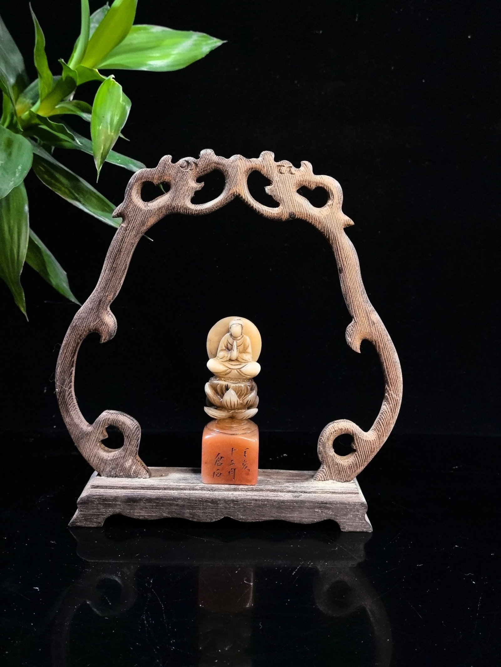 An Exquisite Tianhuang Stone Seal,with Buddha Statue: An Exquisite Tianhuang Stone Seal,with Buddha Statue,Qing Dynasty,China,Size:3.7inx1.2in,Weight:128g 田黄石印章,带佛像,中国清代