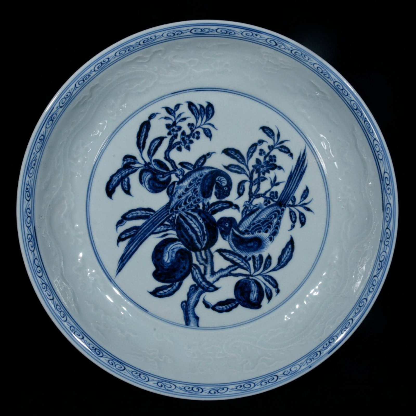 A Huge Blue and White Flower and Bird Pattern Plate: A Huge Blue and White Flower and Bird Pattern Plate,Ming Dynasty,China,Xuande Six-character Mark,Size:2.4inx15.7in 青花花鸟纹盘子中国明É