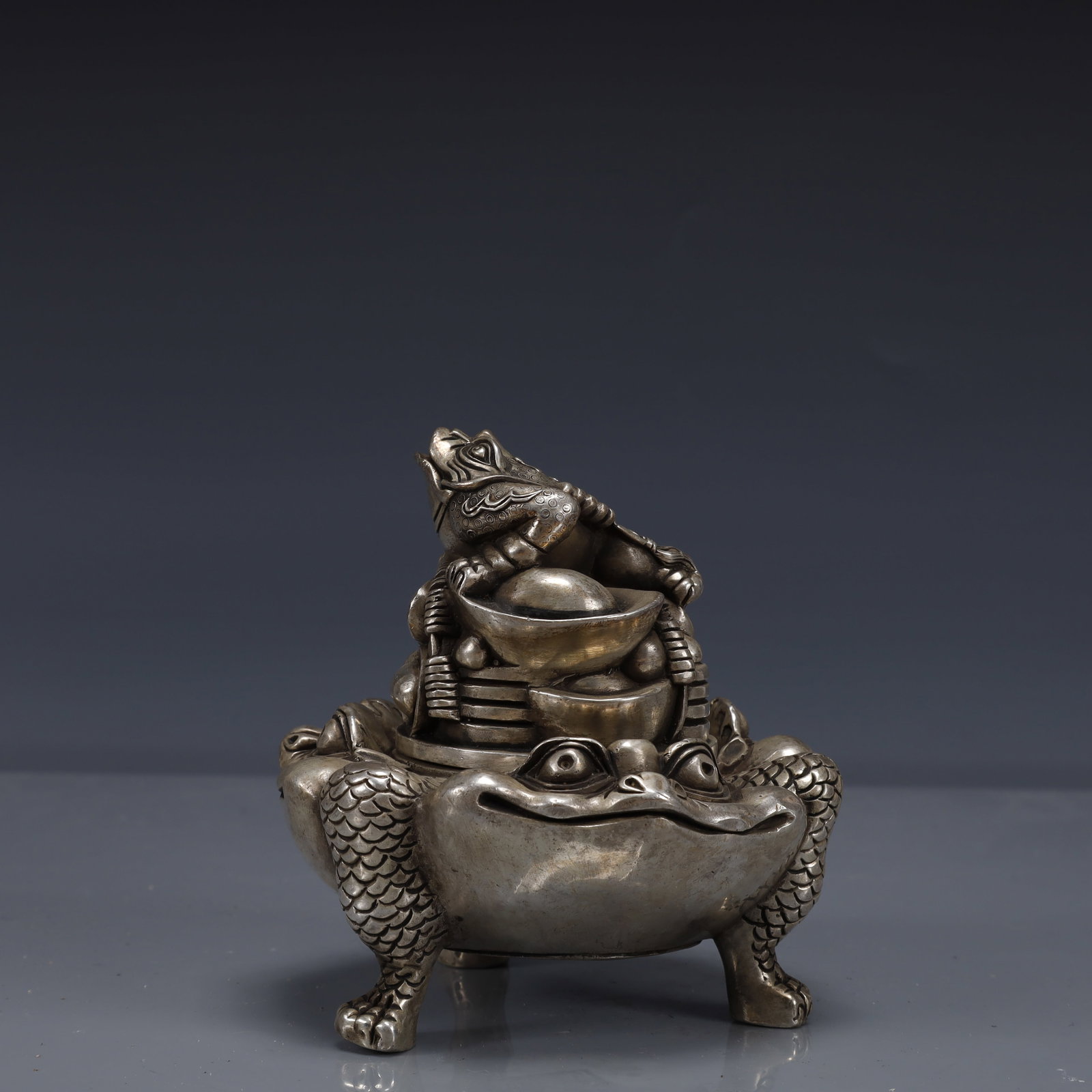 An Exquisite Silver-Plated Bronze Golden Toad Censer: An Exquisite Silver-Plated Bronze Golden Toad Censer,Ming Dynasty, China,Xuande Six-character Mark,Size:4.3inx4.3inx4.7in,Weight:650g 铜镀银金蟾香炉,中&