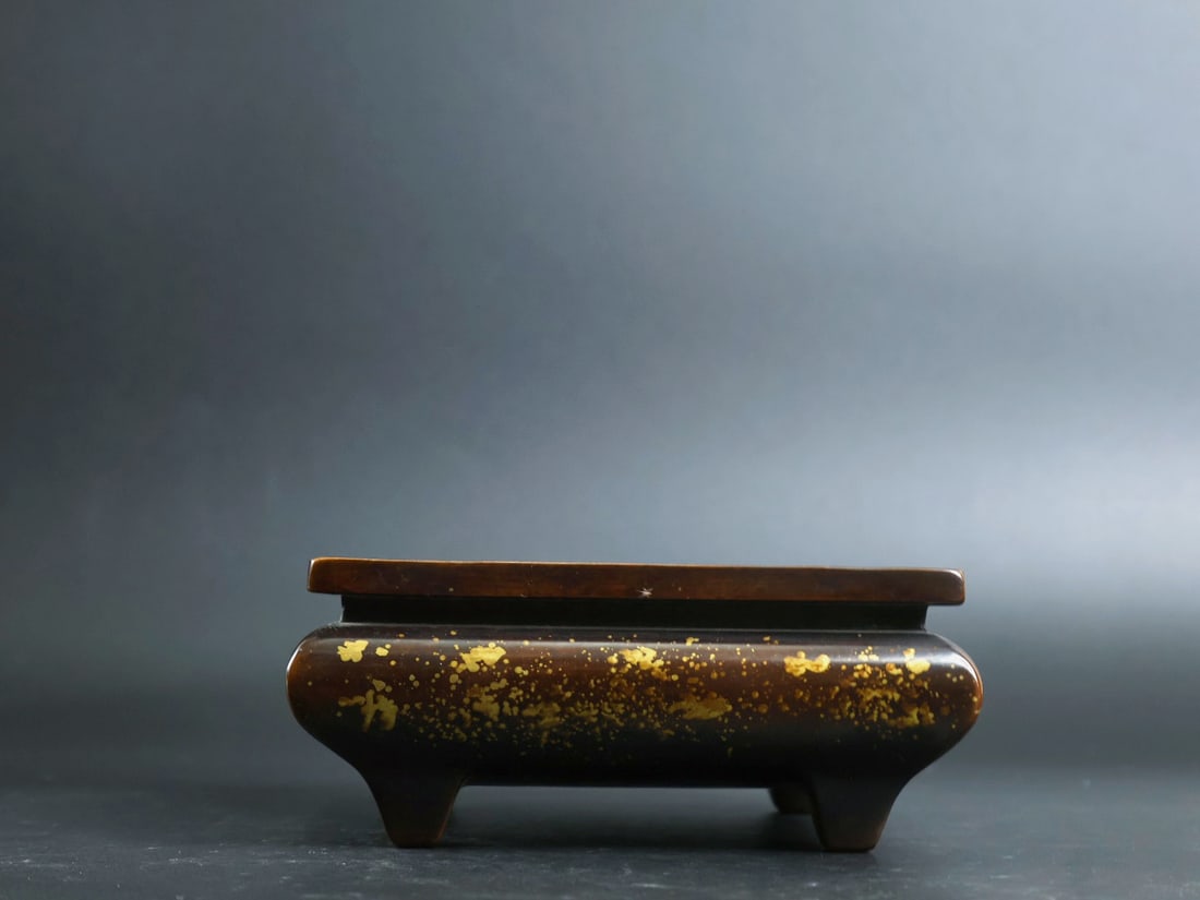 An Exquisite Gilt Bronze Four-legs Censer: An Exquisite Gilt Bronze Four-legs Censer,Ming Dynasty, China, Xuande Six-character Mark,Size:2inx4.7in,Weight:1450g 铜鎏金四足香炉,中国明&#