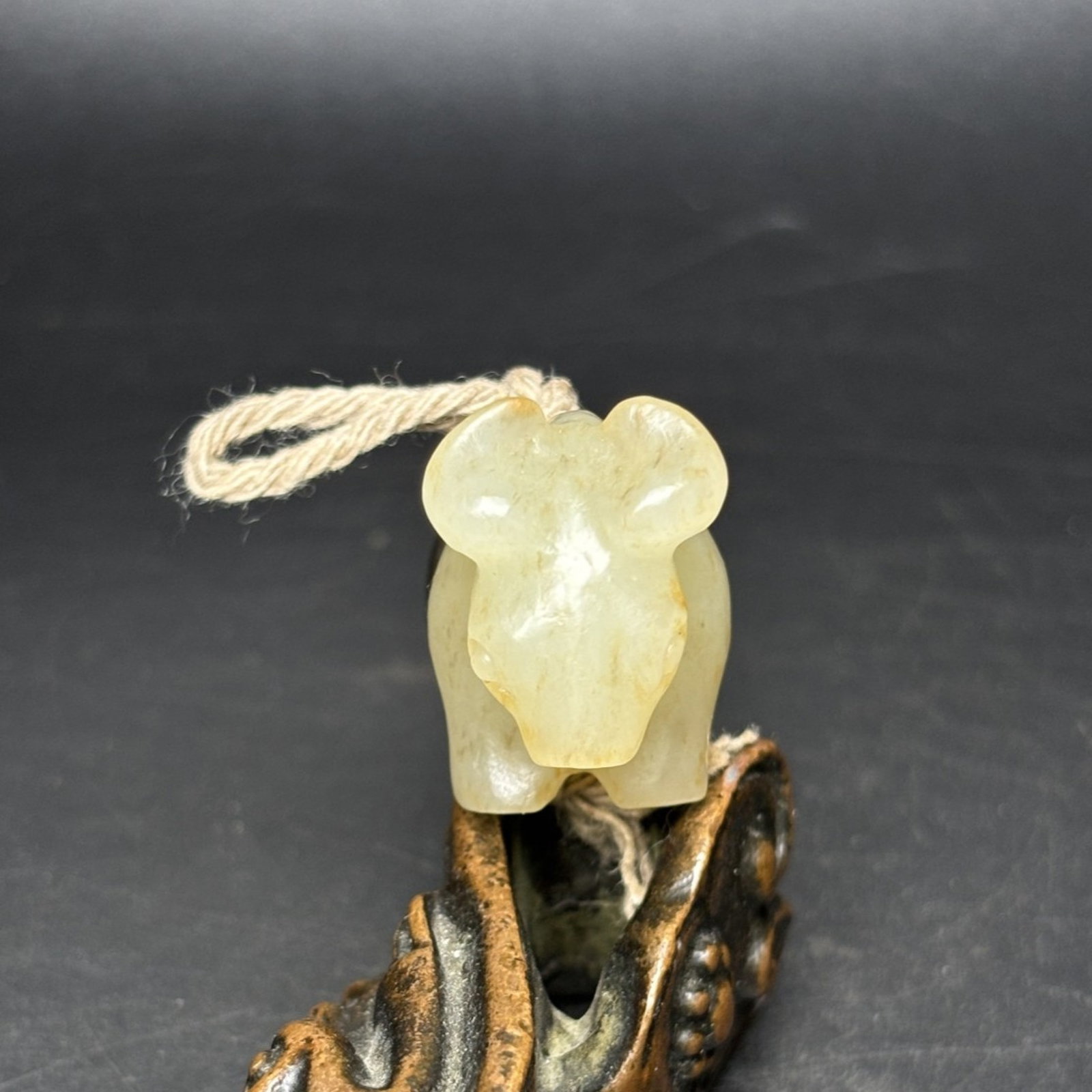 An Exquisite White Jade Buffalo Pendant - 3