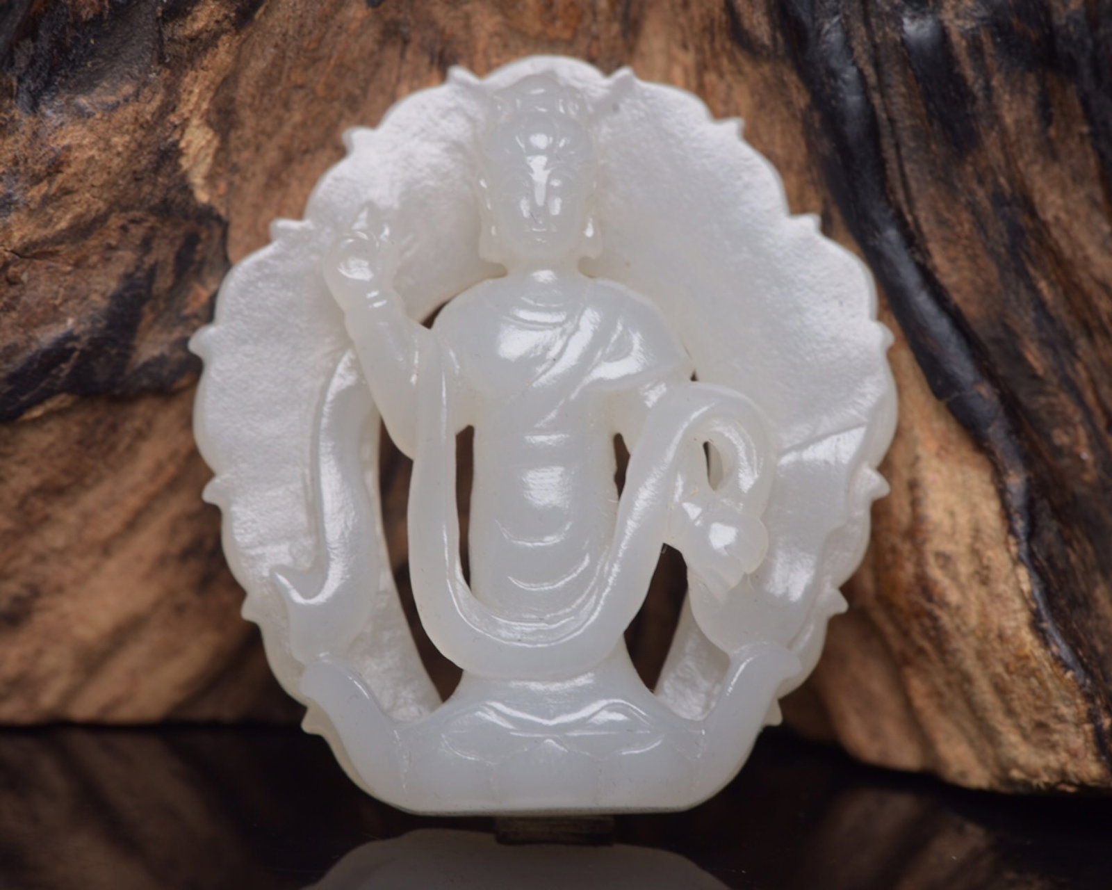 An Exquisite White Jade Statue of Avalokitesvara Ornament: An Exquisite White Jade Statue of Avalokitesvara Ornament,Qing Dynasty,China,Size:2inx2inx0.5in,Weight:31g 白玉观音像摆件,中国清代