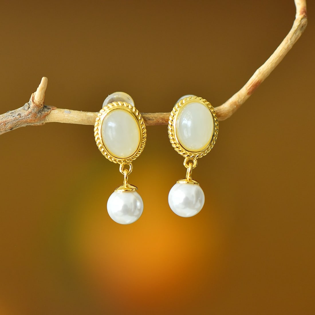 A Pair of Exquisite Sterling Silver-Gold Plated Inlaid White Jade Earrings,Inlaid Pearls: A Pair of Exquisite Sterling Silver-Gold Plated Inlaid White Jade Earrings,Inlaid Pearls,Size:0.2inx0.3in