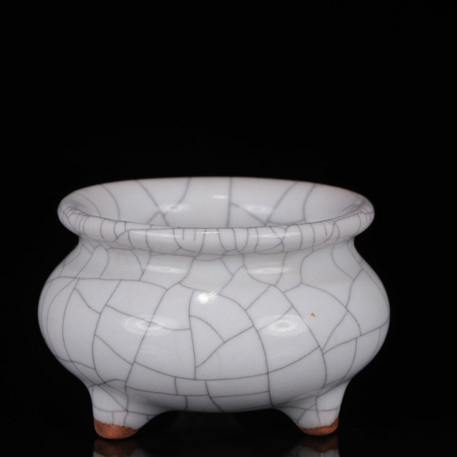 An Exquisite Ge yao Tripod Censer: An Exquisite Ge yao Tripod Censer,Qing Dynasty,China,Size:3.5inx2in 哥窑三足香炉,中国清代