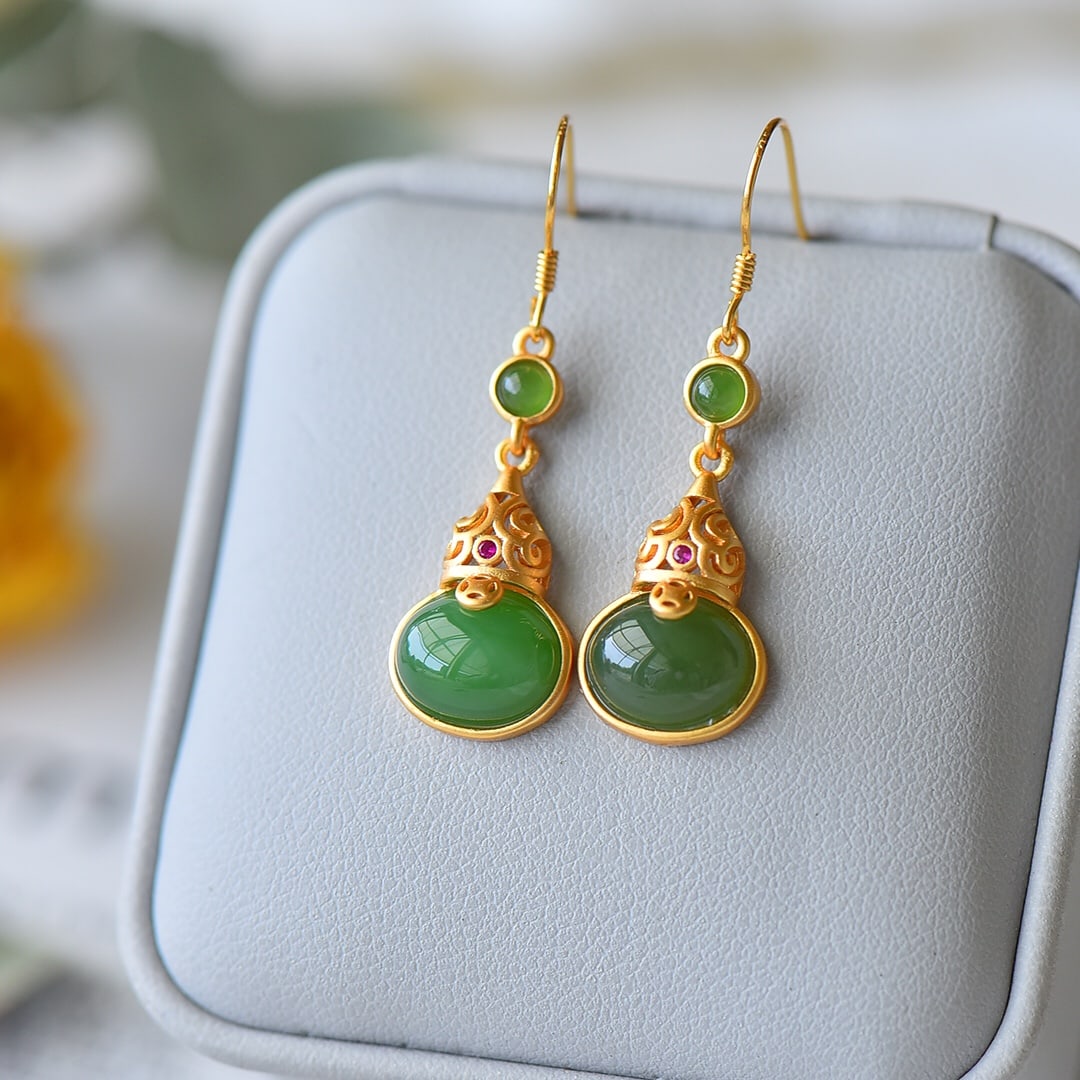 A Pair of Exquisite Sterling Silver-Gold Plated Inlaid Jasper Earrings: A Pair of Exquisite Sterling Silver-Gold Plated Inlaid Jasper Earrings 一对纯银镀金镶碧玉耳环