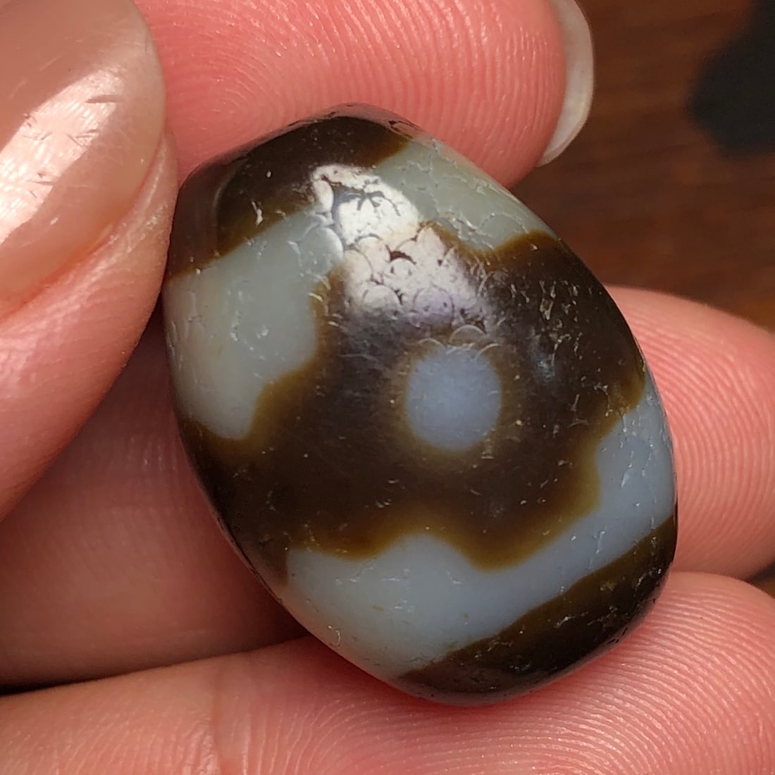 An Exquisite Dzi Bead Pendant: An Exquisite Dzi Bead Pendant,Size:0.9inx0.7in. Weight:9.8g 天珠挂件