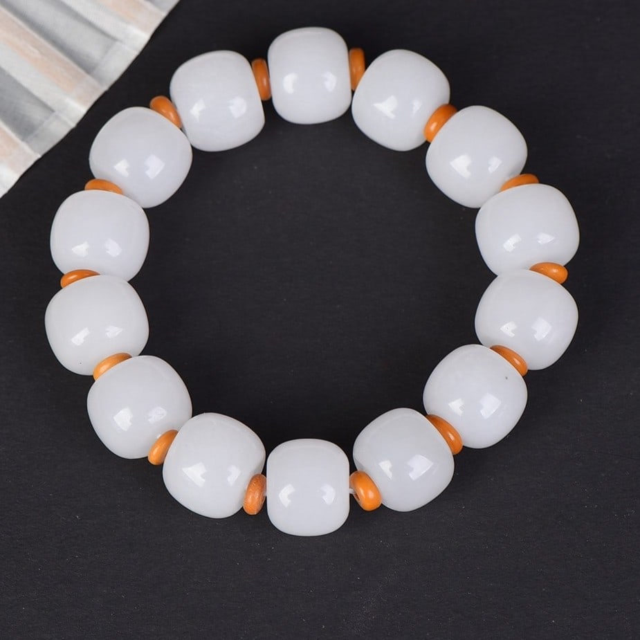 An Exquisite White Jade Bracelets: An Exquisite White Jade Bracelets,Size:0.4inx0.5in 白玉手串